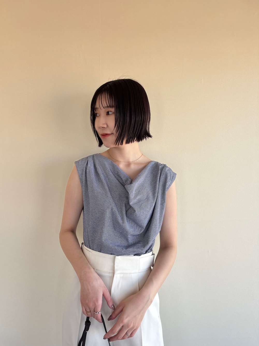ホワイト系のその他パンツ、その他のTシャツ/カットソーを着用したレディースの春コーディネートの5枚目の写真