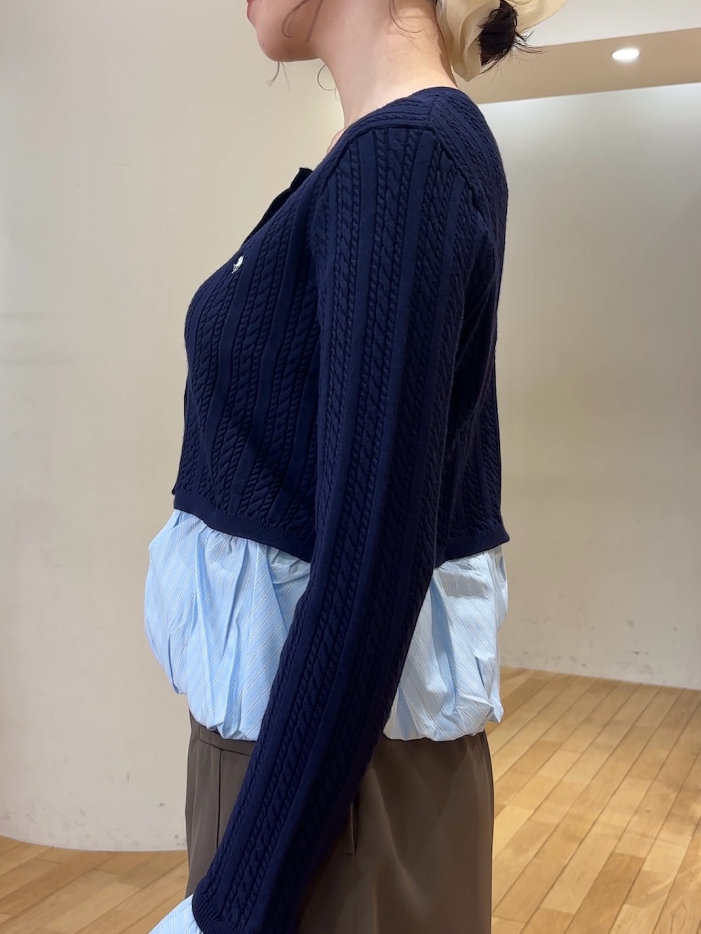 ブラウン系のその他パンツ、ブルー系のカーディガン/ボレロ、ブラック系のブーツを着用したレディースの夏コーディネートの6枚目の写真