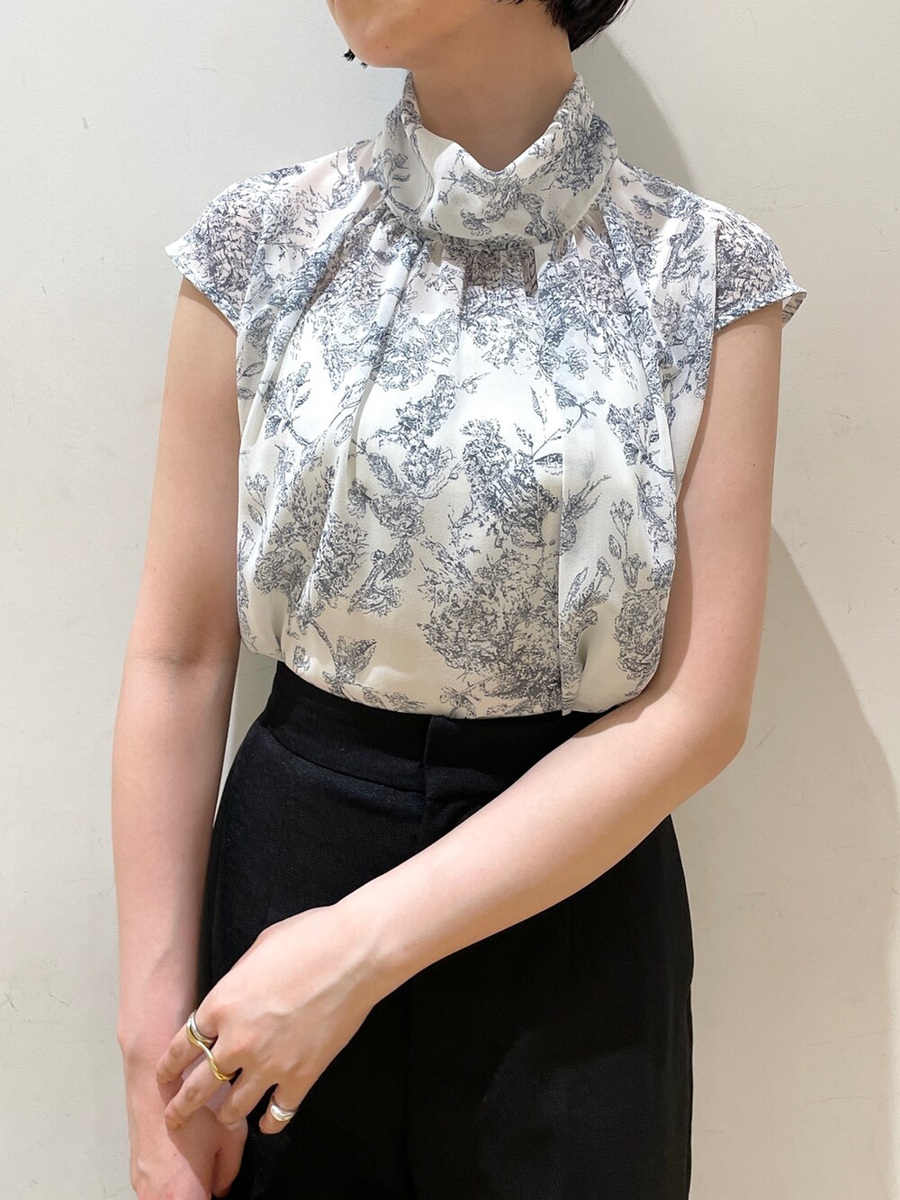 ブルー系のシャツ/ブラウス、ブラック系のその他パンツ、ブラウン系のサンダルを着用したレディースの夏コーディネートの6枚目の写真