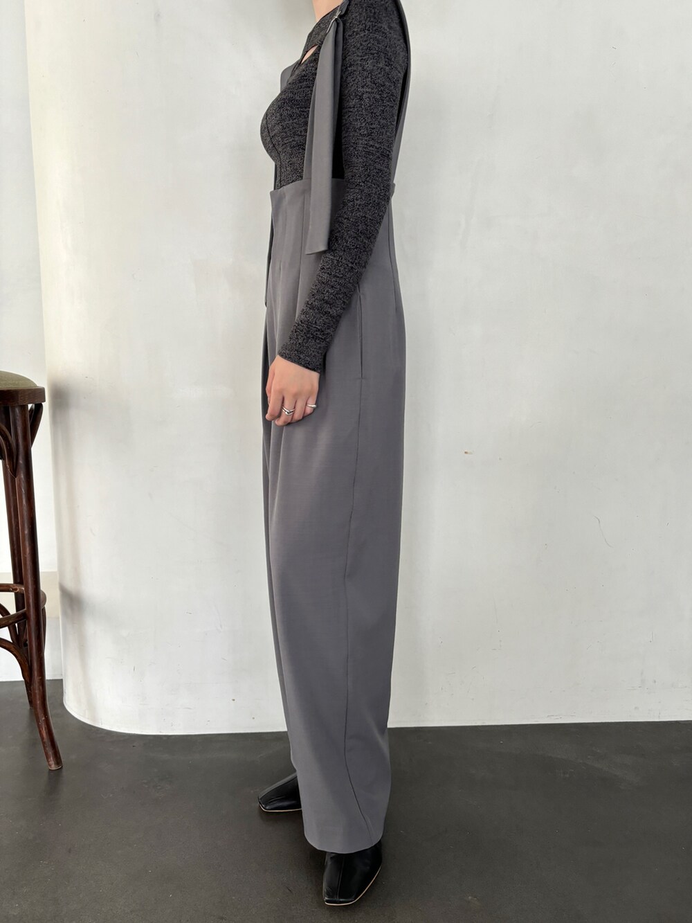 グレー系のその他パンツ、ブラック系のブーツ、ブラック系のニット/セーターを着用したレディースの秋コーディネートの5枚目の写真