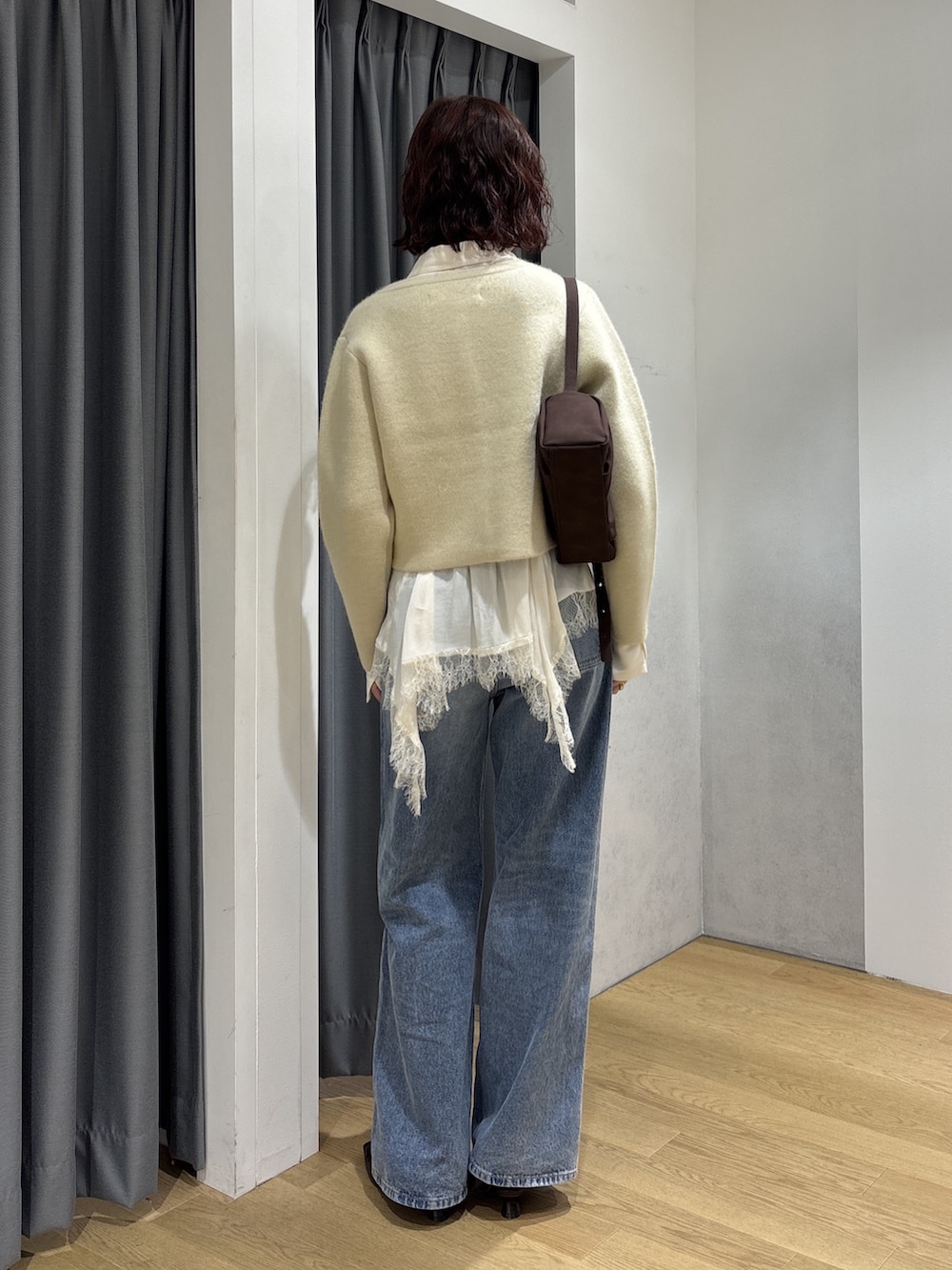 ホワイト系のシャツ/ブラウス、イエロー系のノーカラージャケット、ブルー系のデニムパンツを着用したレディースの秋コーディネートの3枚目の写真