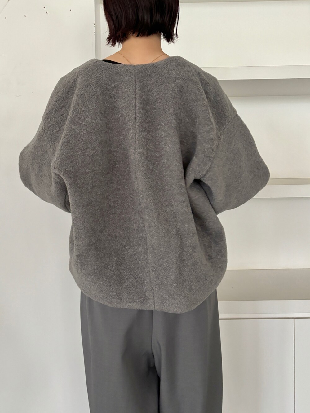 グレー系のブルゾン、グレー系のその他パンツ、ブラック系のブーツを着用したレディースの秋コーディネートの8枚目の写真