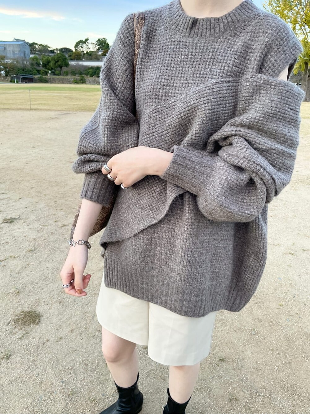 ホワイト系のその他パンツ、ベージュ系のニット/セーターを着用したレディースの冬コーディネートの3枚目の写真