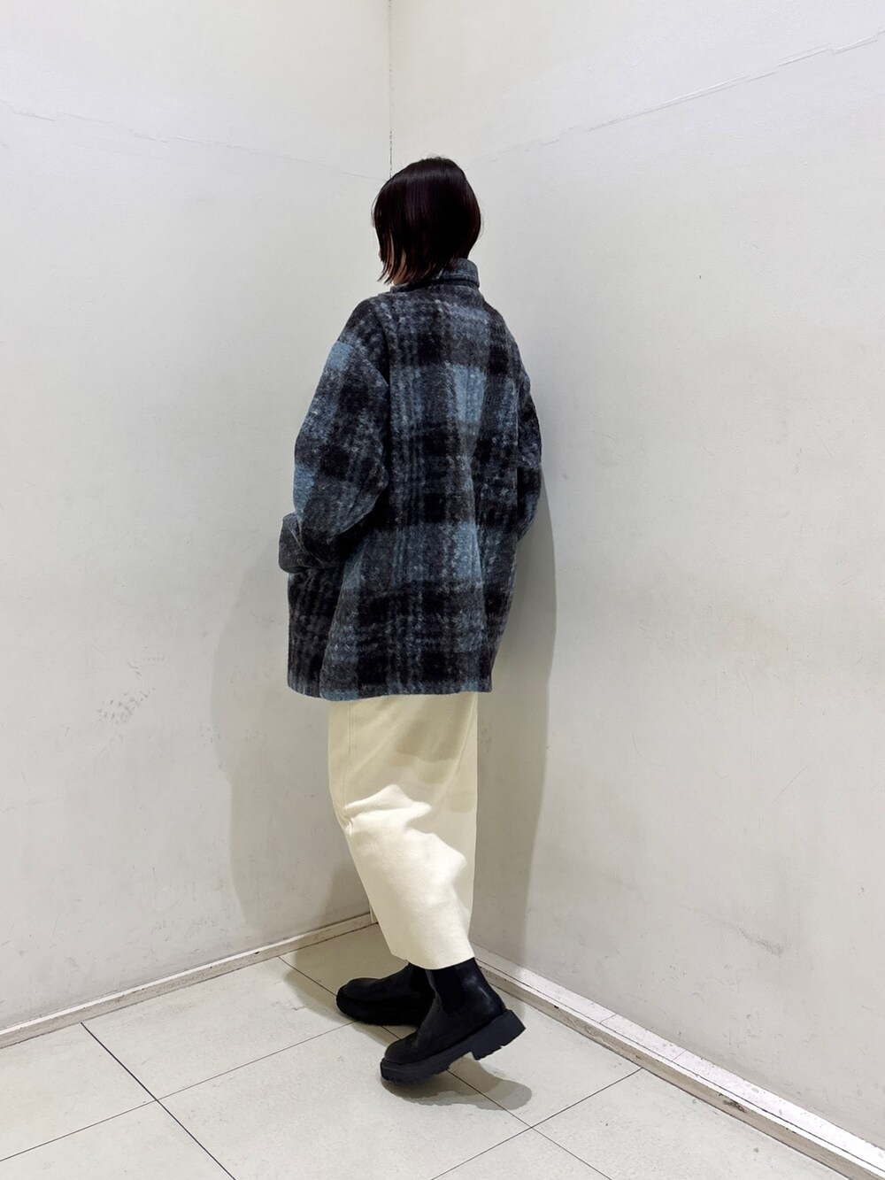 ホワイト系のワンピース、その他のその他アウターを着用したレディースの冬コーディネートの3枚目の写真