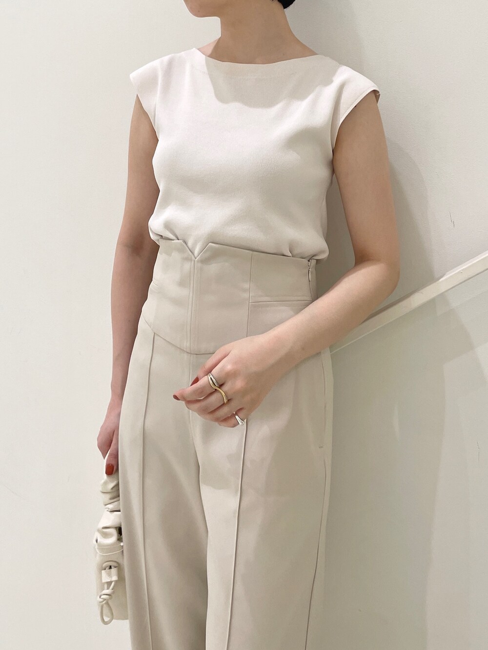 ブラック系のサンダル、ホワイト系のハンドバッグ、ホワイト系のその他パンツを着用したレディースの春コーディネートの7枚目の写真