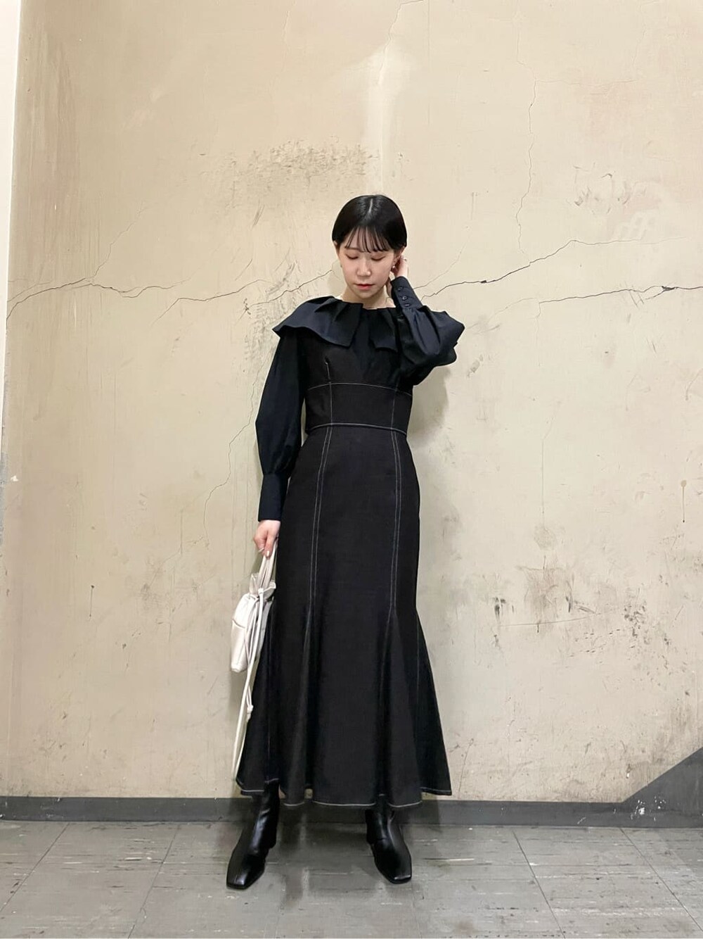 ブラック系のシャツ/ブラウス、ブラック系のブーツ、ブラック系のワンピースを着用したレディースの秋コーディネートの2枚目の写真