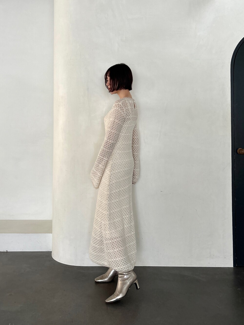 ホワイト系のワンピース、シルバー系のブーツ、ホワイト系のダウンジャケット/コートを着用したレディースの秋コーディネートの2枚目の写真