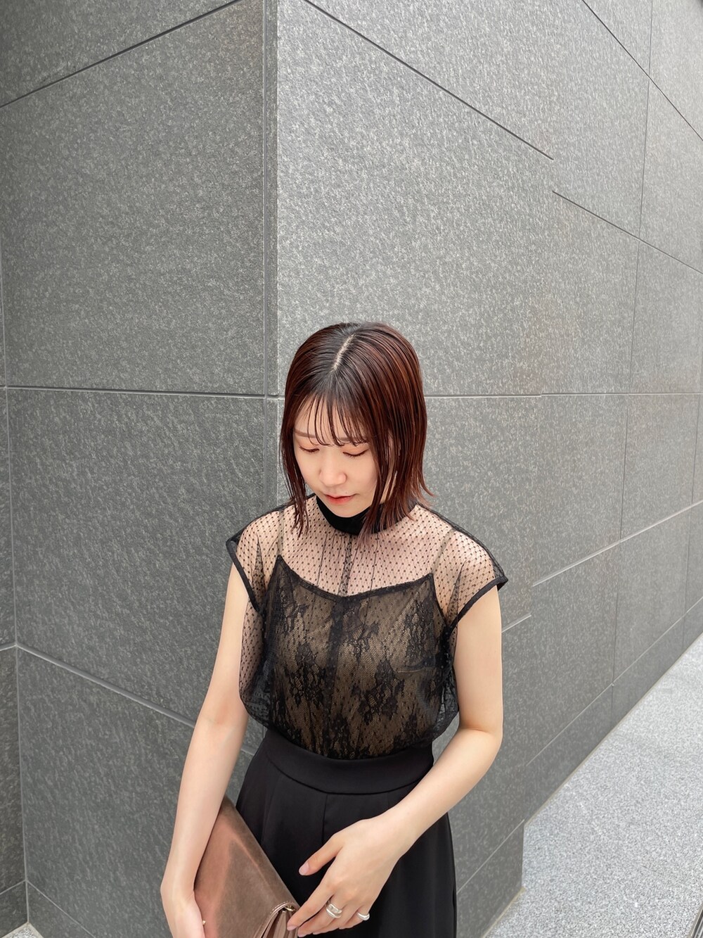 その他のパンプス、ゴールド系のクラッチバッグ、ブラック系のパンツドレスを着用したレディースの春コーディネートの6枚目の写真