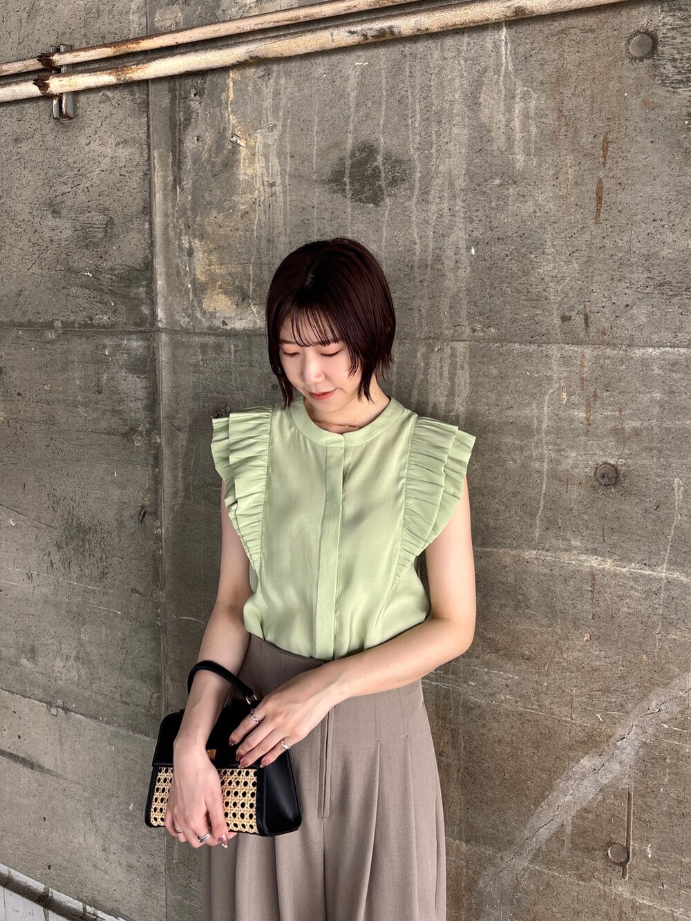 ブラウン系のその他パンツ、グリーン系のシャツ/ブラウス、ブラック系のハンドバッグを着用したレディースの夏コーディネートの6枚目の写真