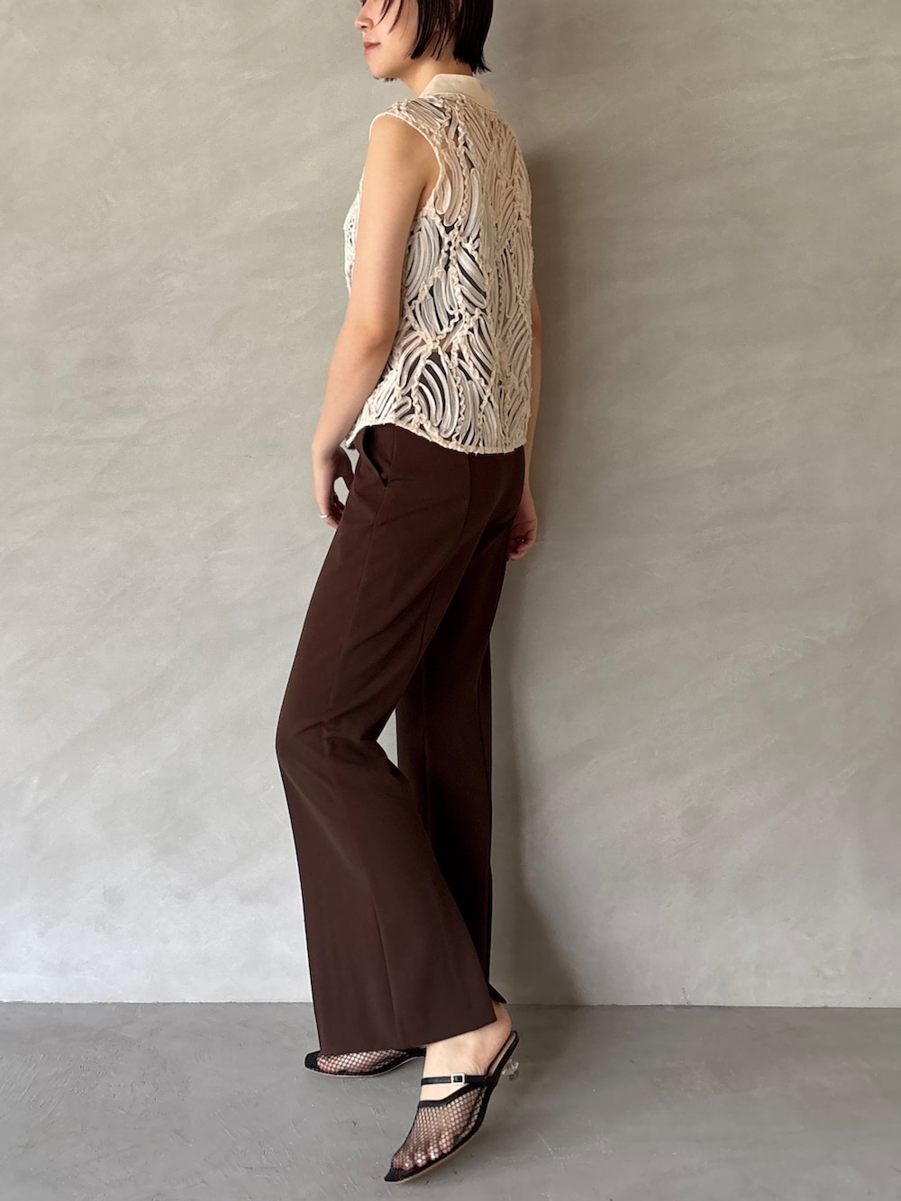 ブラウン系のその他パンツ、ホワイト系のシャツ/ブラウス、ブラック系のサンダルを着用したレディースの夏コーディネートの5枚目の写真