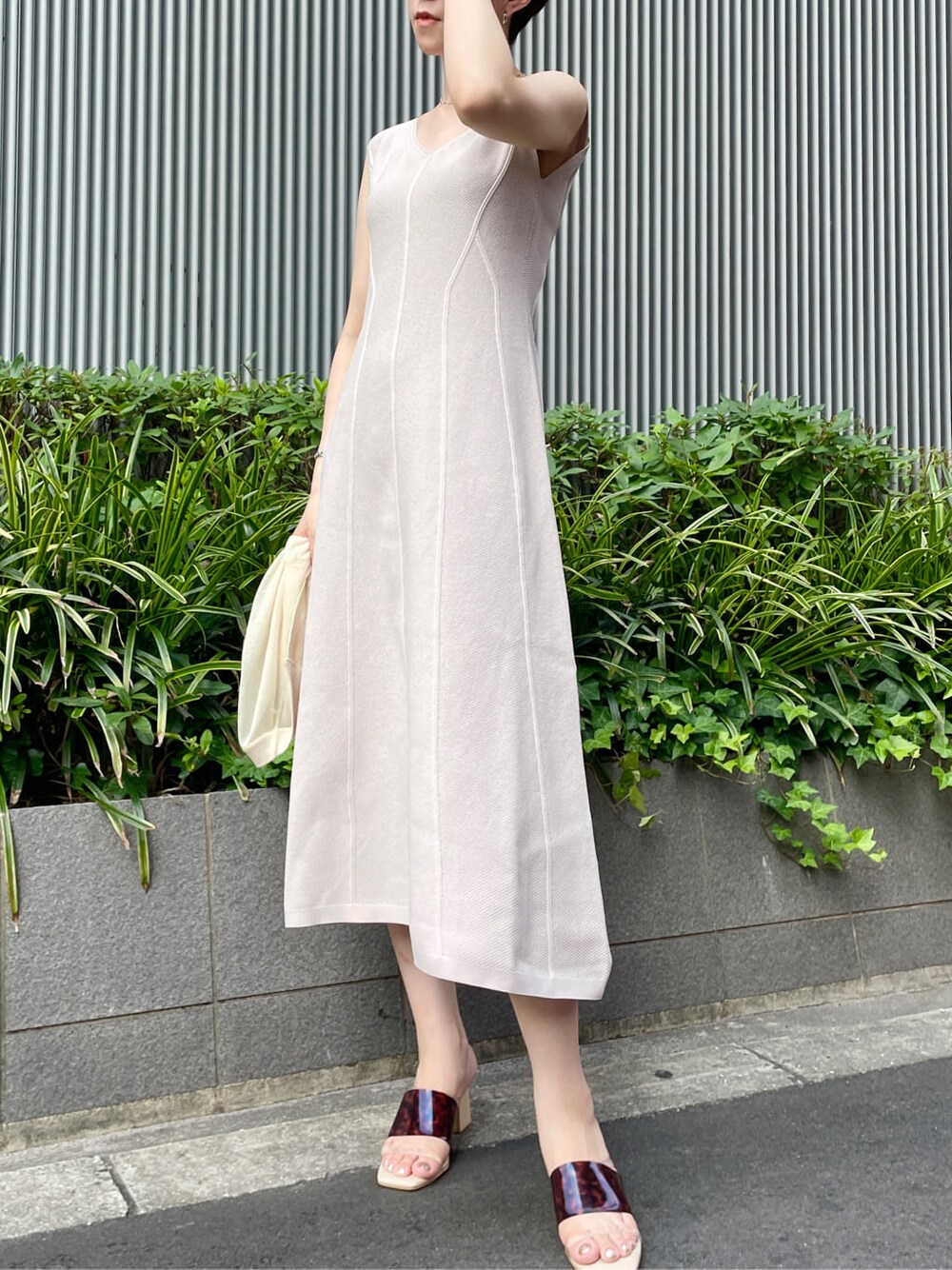 ブラウン系のサンダル、ベージュ系のワンピース、ホワイト系のカーディガン/ボレロを着用したレディースの夏コーディネートの6枚目の写真