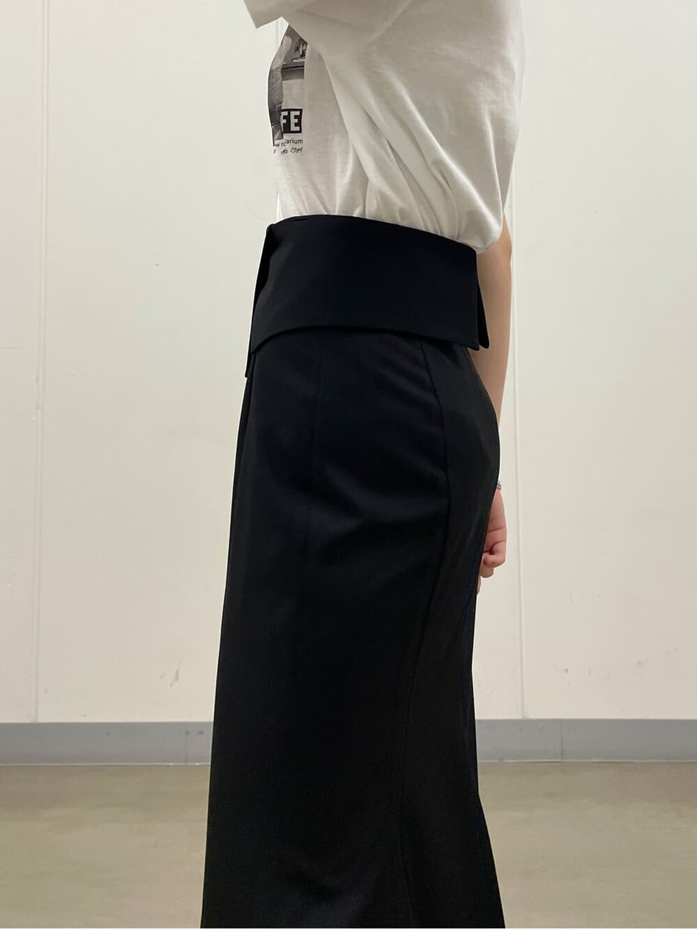 ベージュ系のスニーカー、ホワイト系のTシャツ/カットソー、ブラック系のスカートを着用したレディースの夏コーディネートの8枚目の写真