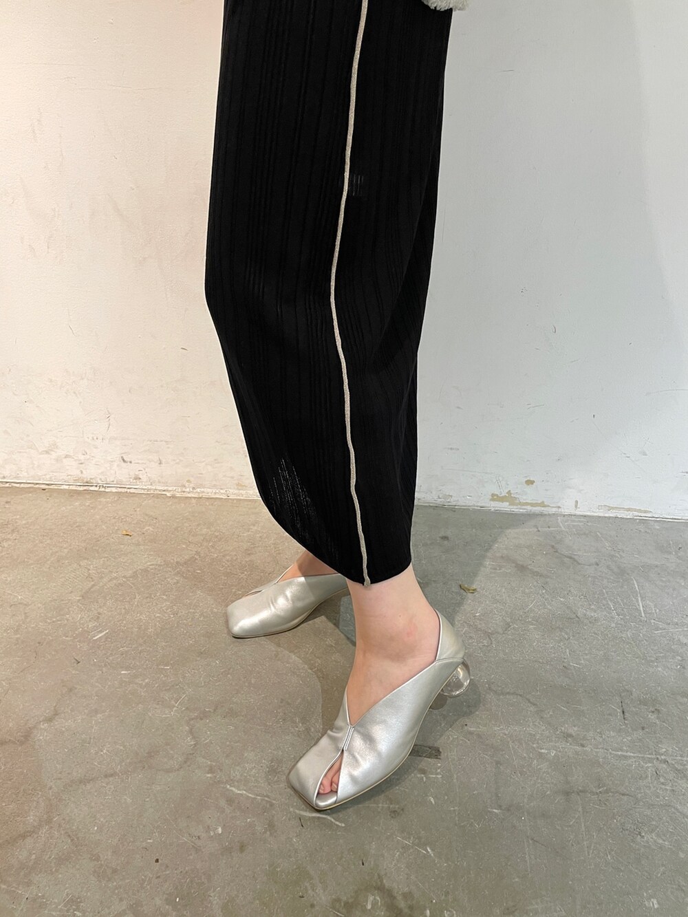 シルバー系のパンプス、ブラック系のワンピース、ブルー系のカーディガン/ボレロを着用したレディースの春コーディネートの6枚目の写真