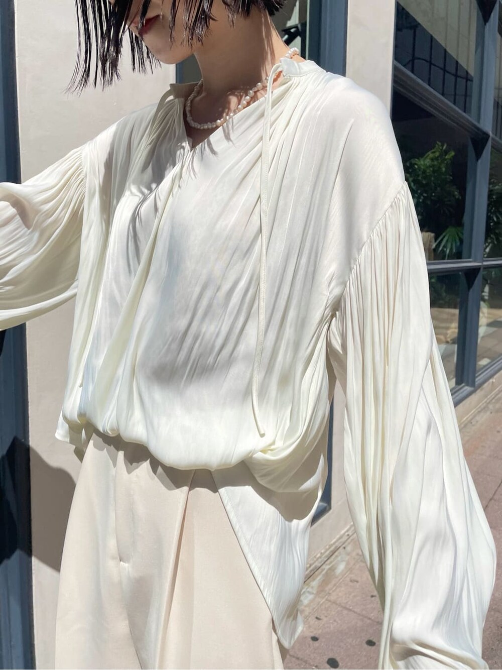 ホワイト系のシャツ/ブラウス、ホワイト系のその他シューズ、ベージュ系のその他アウターを着用したレディースの秋コーディネートの4枚目の写真