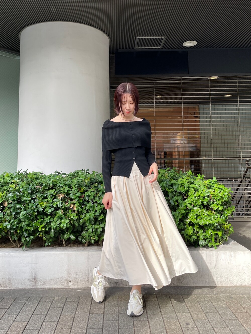 ホワイト系のスカート、ブラック系のニット/セーターを着用したレディースの冬コーディネートの2枚目の写真
