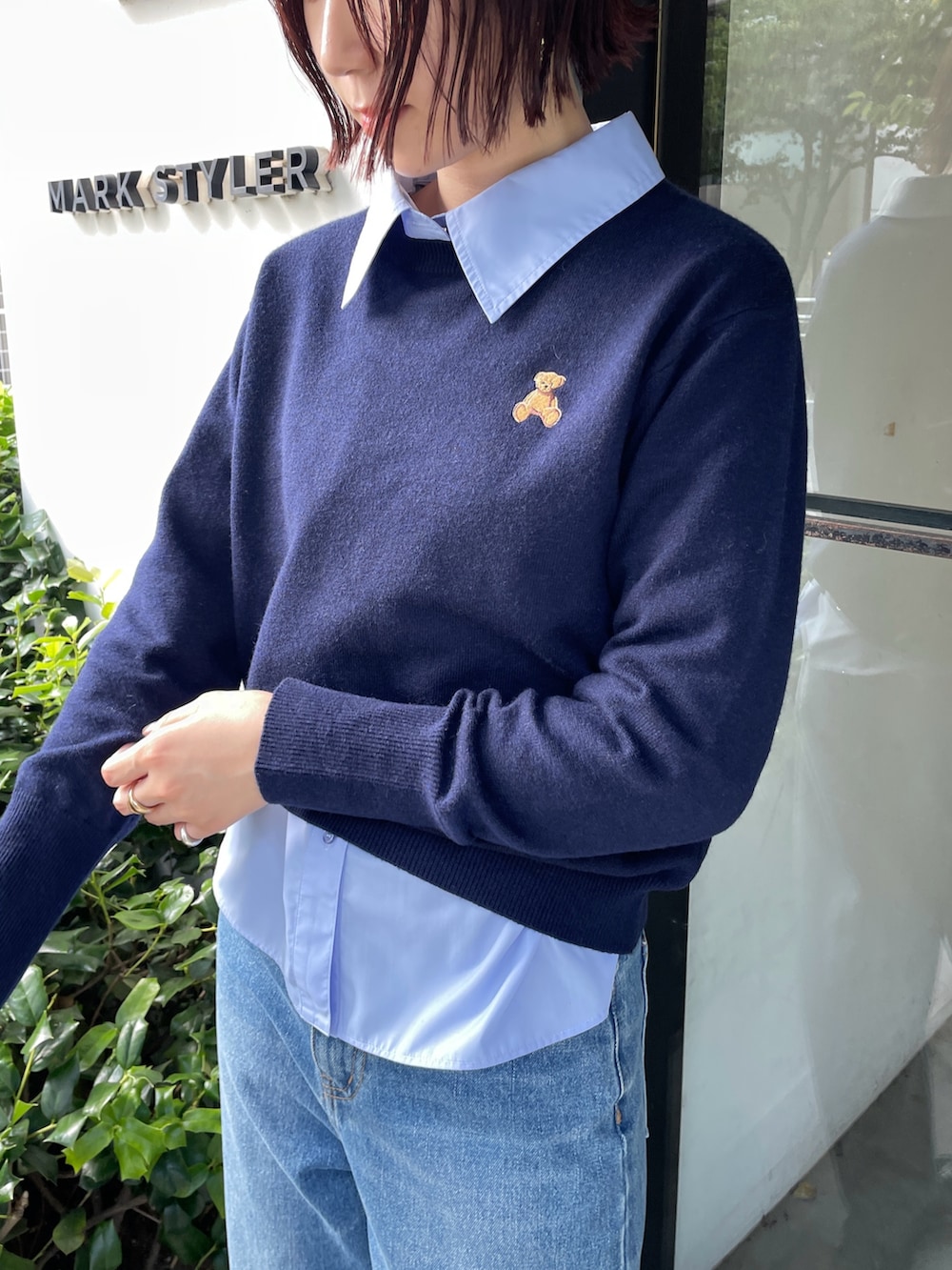 ブルー系のデニムパンツ、ブラック系のブーツ、ブルー系のニット/セーターを着用したレディースの秋コーディネートの5枚目の写真