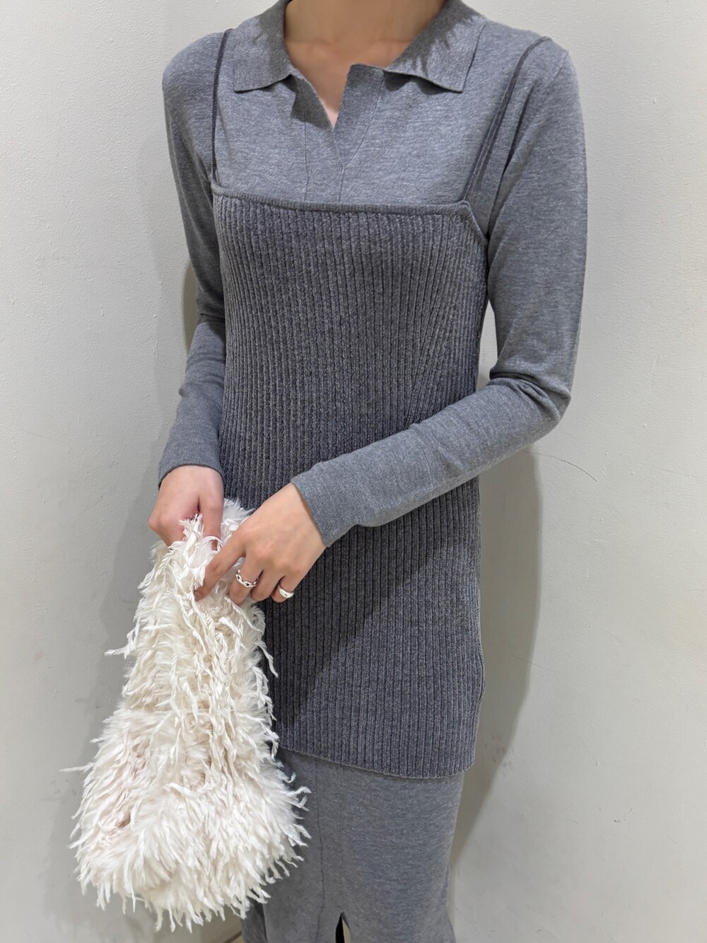 グレー系のワンピース、ホワイト系のハンドバッグを着用したレディースの冬コーディネートの6枚目の写真