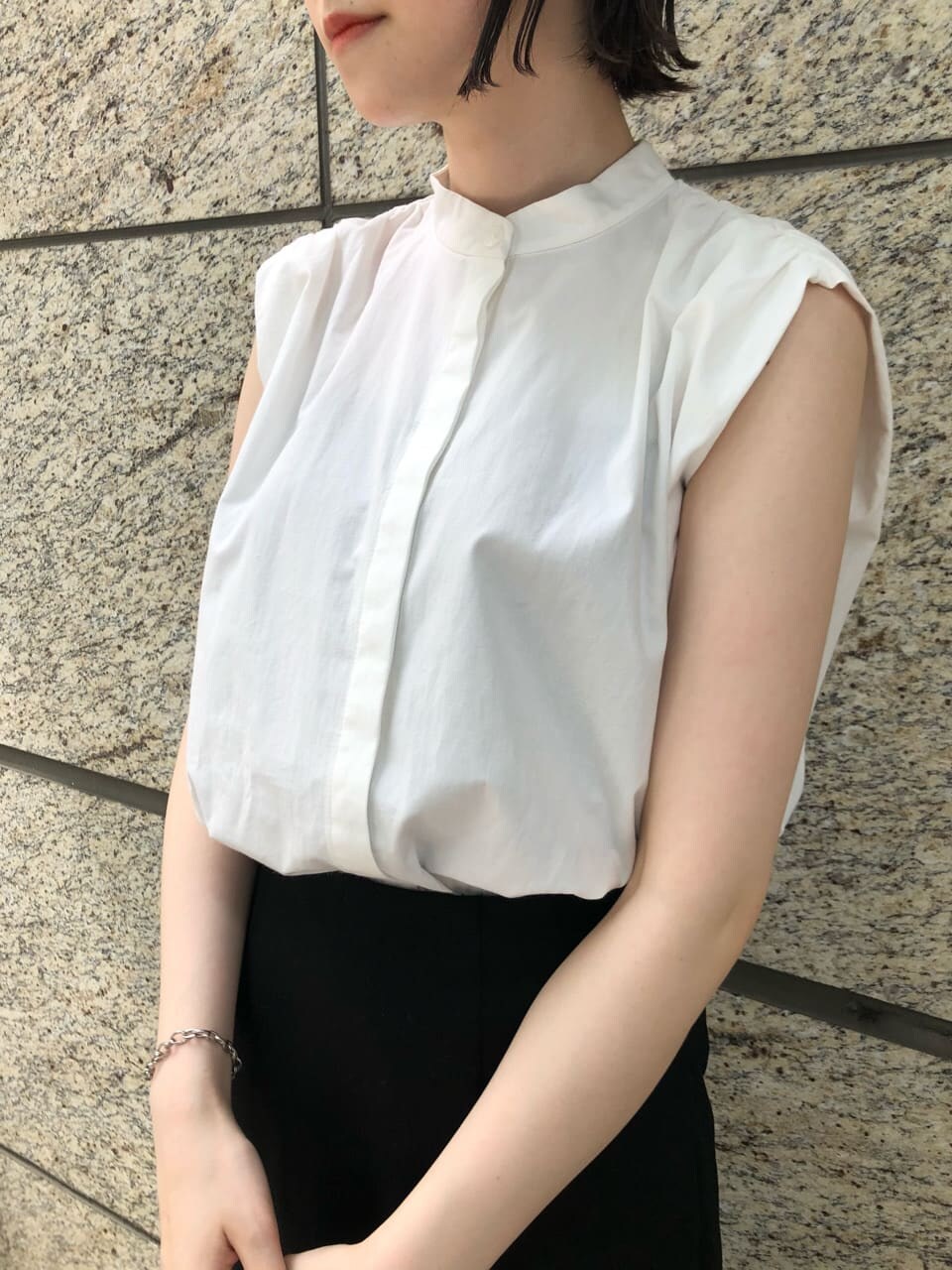 ブラック系のその他シューズ、ホワイト系のシャツ/ブラウス、ブラック系のスカートを着用したレディースの夏コーディネートの6枚目の写真