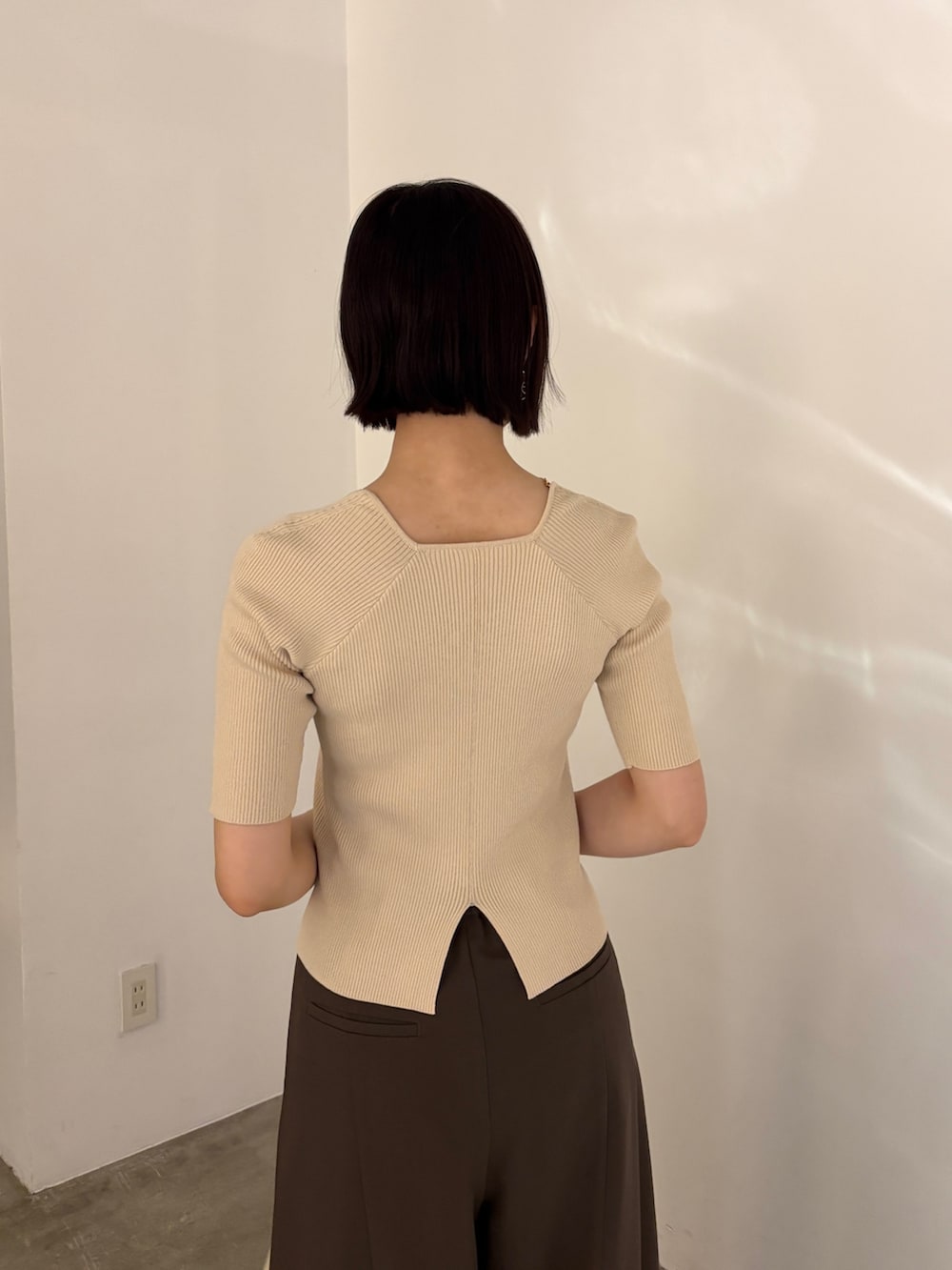 シルバー系のパンプス、ブラウン系のその他パンツ、ベージュ系のテーラードジャケットを着用したレディースの春コーディネートの6枚目の写真