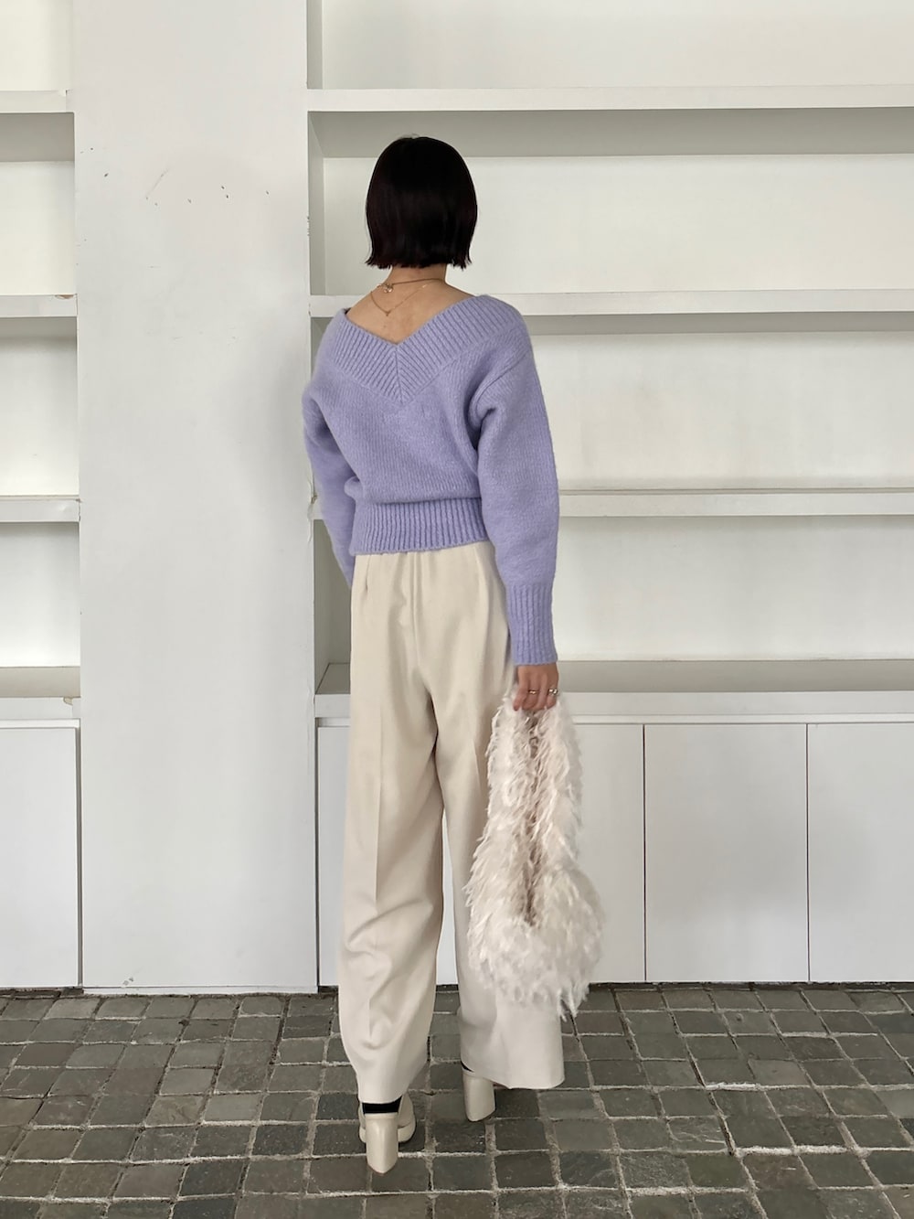 ホワイト系のその他パンツ、パープル系のニット/セーター、ブラック系のブーツを着用したレディースの冬コーディネートの4枚目の写真