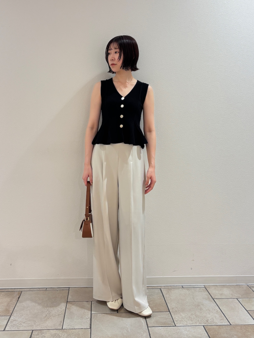 ホワイト系のその他パンツ、ブラック系のニット/セーター、ホワイト系のサンダルを着用したレディースの夏コーディネートの2枚目の写真