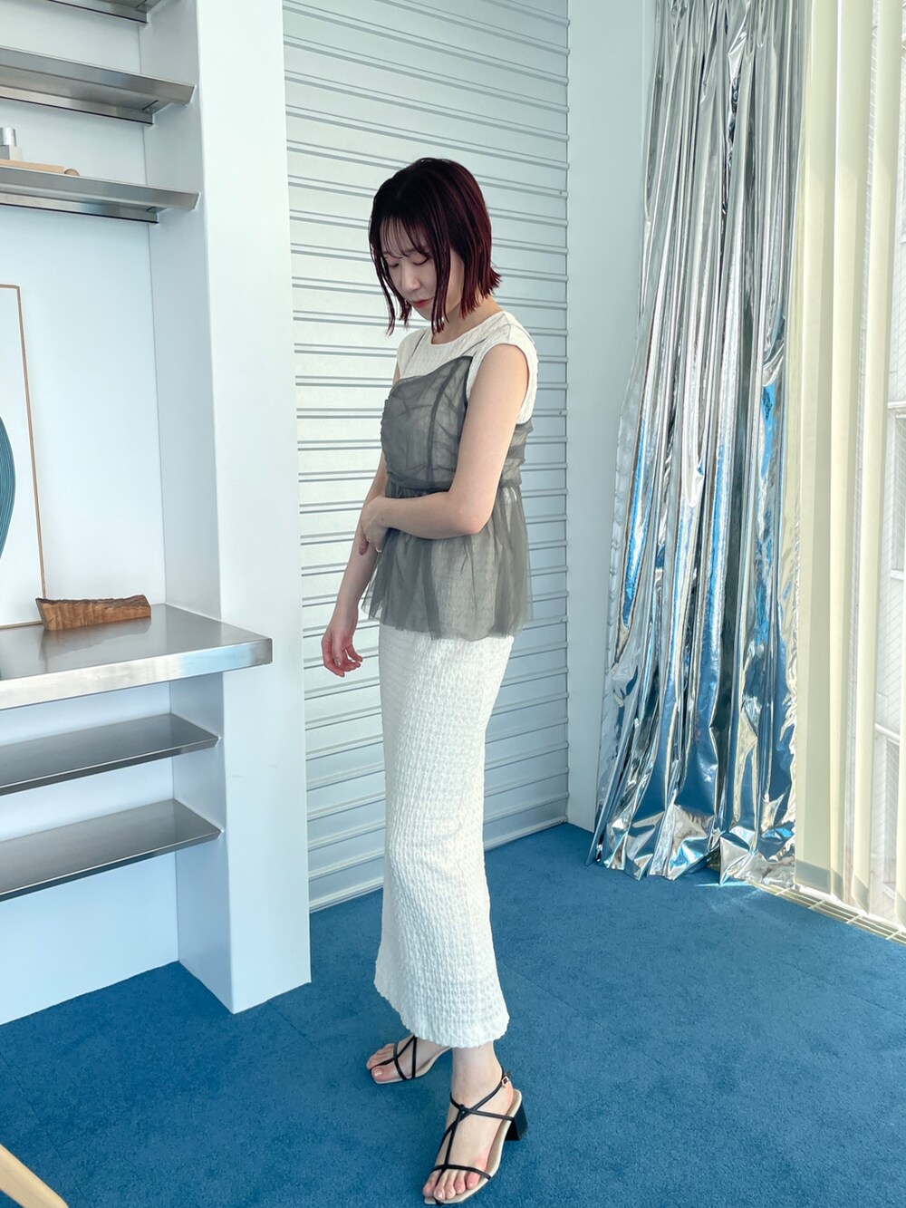 ブラック系のサンダル、ホワイト系のワンピースを着用したレディースの夏コーディネートの3枚目の写真