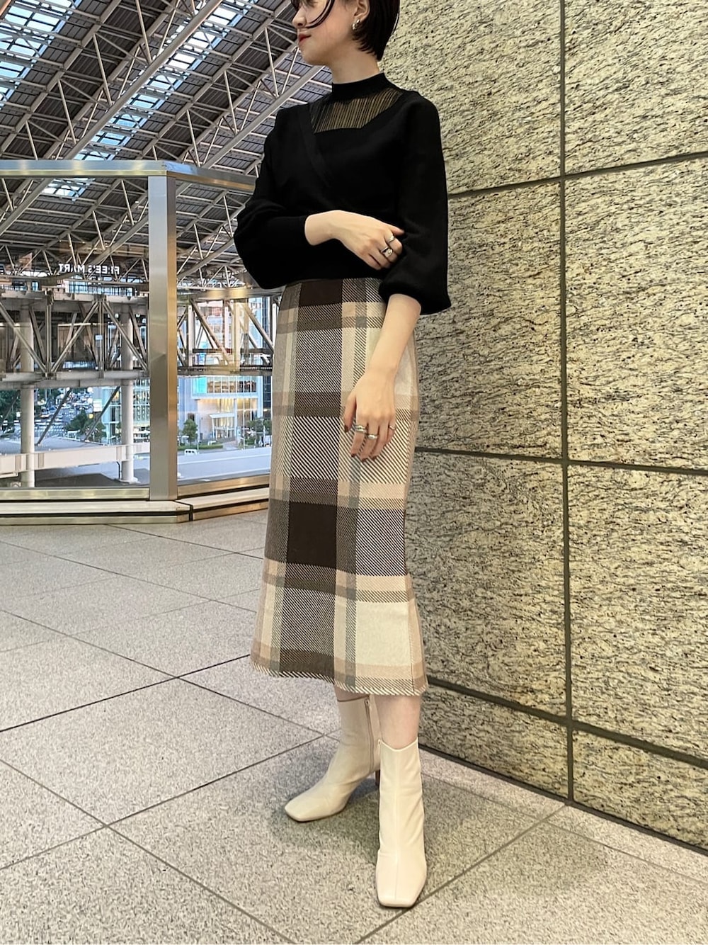 ホワイト系のその他シューズ、ブラック系のニット/セーター、ベージュ系のノーカラーコートを着用したレディースの冬コーディネートの4枚目の写真