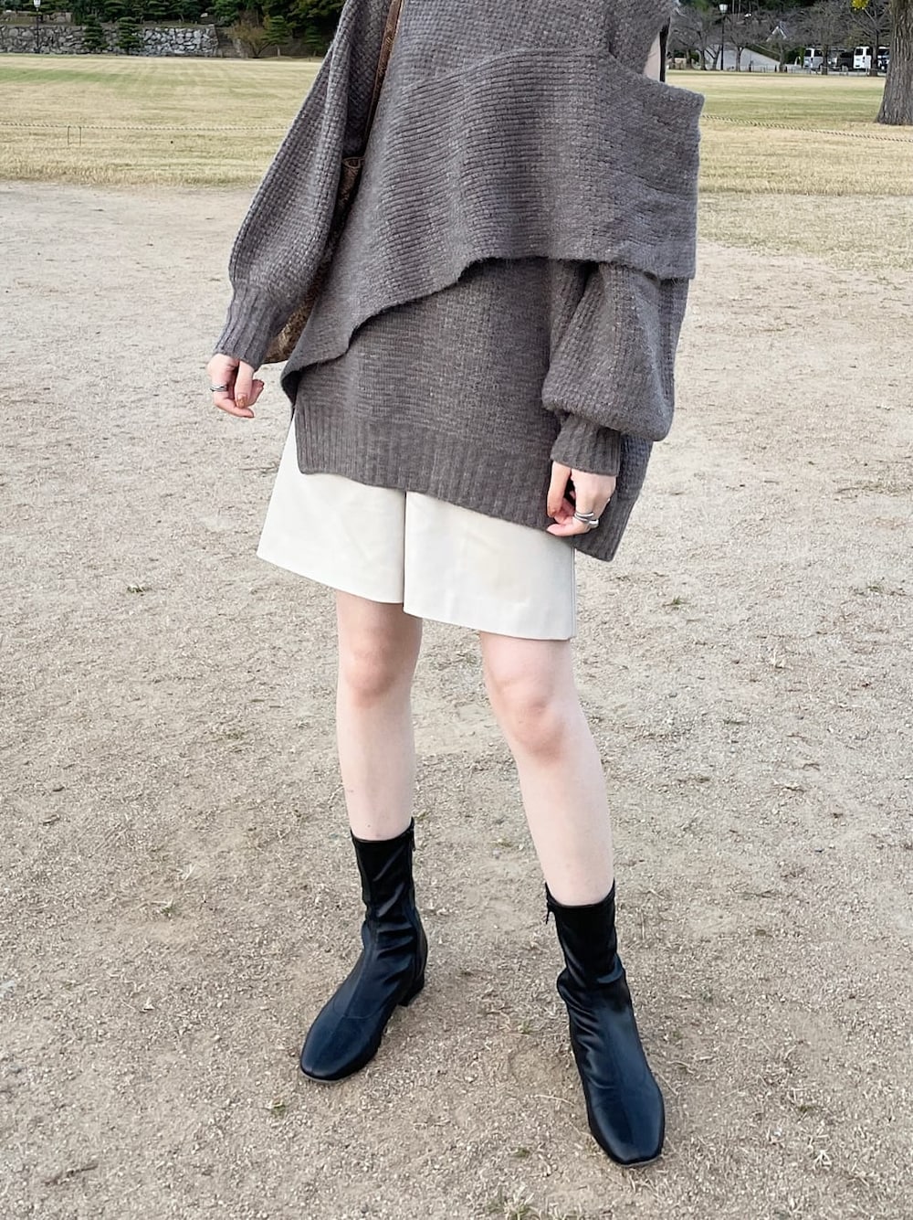 ホワイト系のその他パンツ、ベージュ系のニット/セーターを着用したレディースの冬コーディネートの2枚目の写真