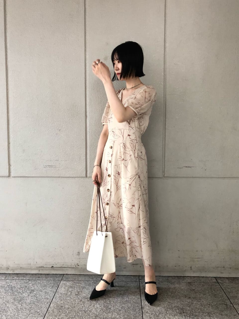 ブラック系のその他シューズ、ホワイト系のハンドバッグ、ホワイト系のワンピースを着用したレディースの夏コーディネートの2枚目の写真