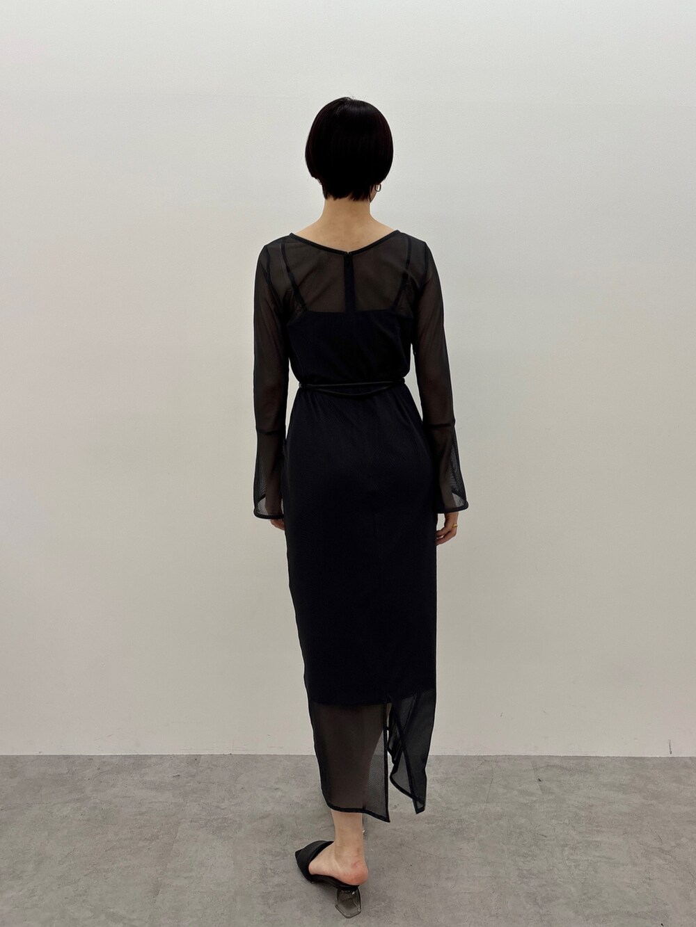 グレー系のワンピース、ブラック系のサンダル、ブラック系のベルトを着用したレディースの春コーディネートの3枚目の写真