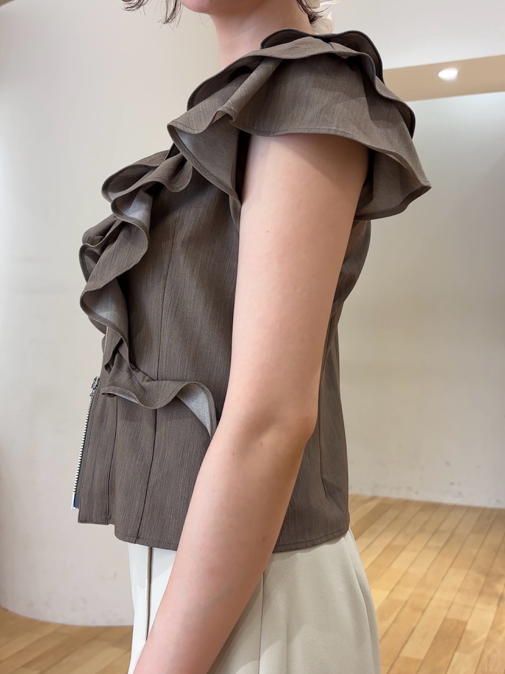 ホワイト系のその他パンツ、ブラウン系のシャツ/ブラウス、イエロー系のハンドバッグを着用したレディースの夏コーディネートの5枚目の写真
