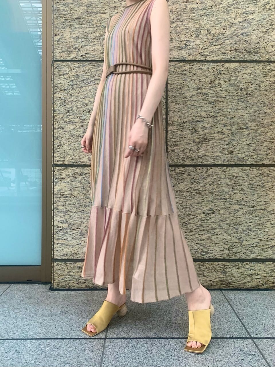 ベージュ系のワンピース、イエロー系のサンダル、ブラック系のカーディガン/ボレロを着用したレディースの夏コーディネートの4枚目の写真