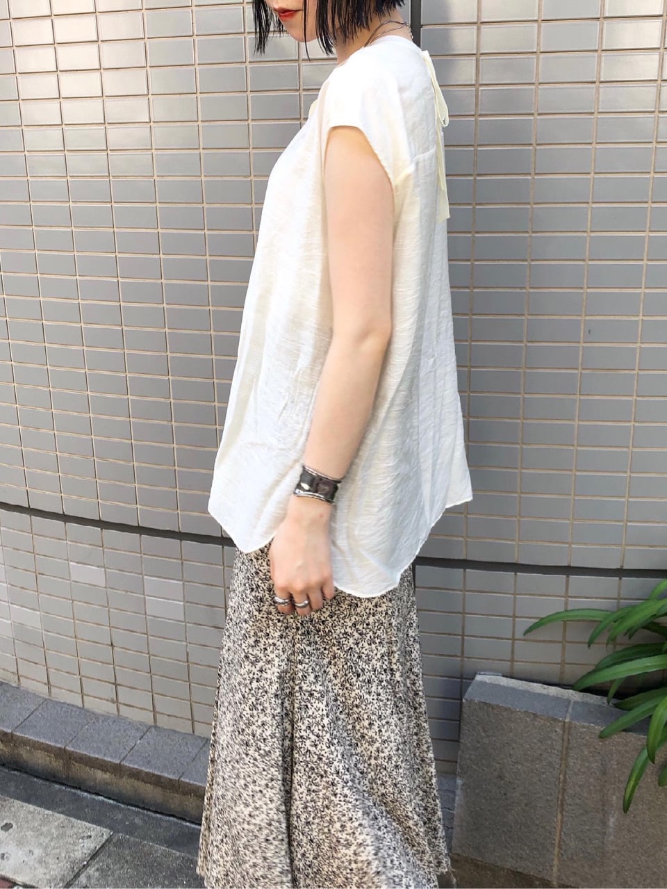 ブラック系のサンダル、ホワイト系のシャツ/ブラウス、ホワイト系のスカートを着用したレディースの夏コーディネートの6枚目の写真