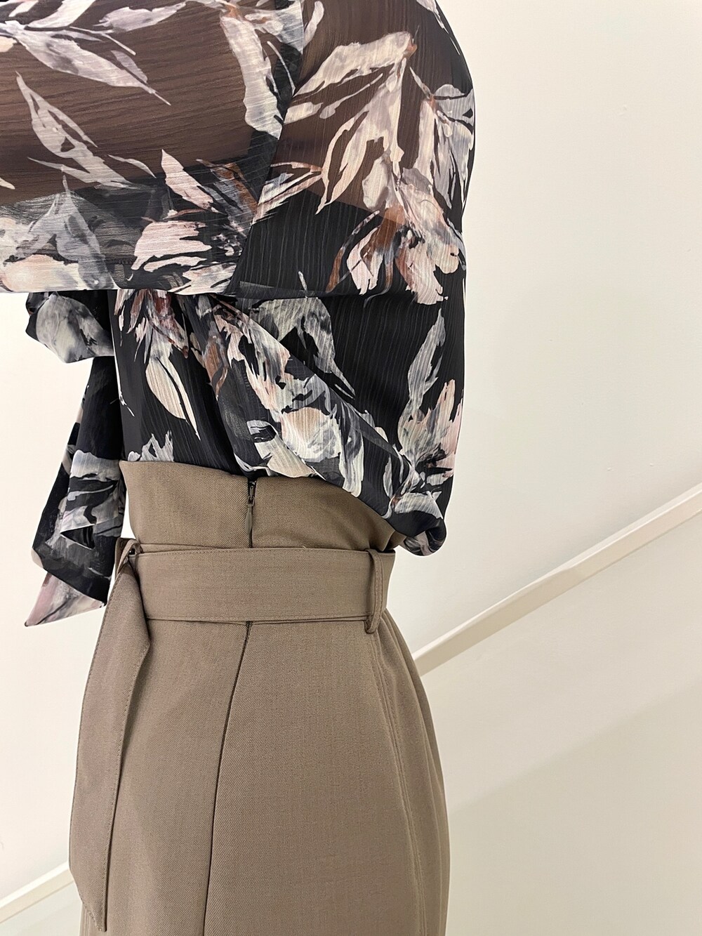 ブラウン系のスカート、ブルー系のシャツ/ブラウス、グリーン系のショルダーバッグを着用したレディースの春コーディネートの8枚目の写真