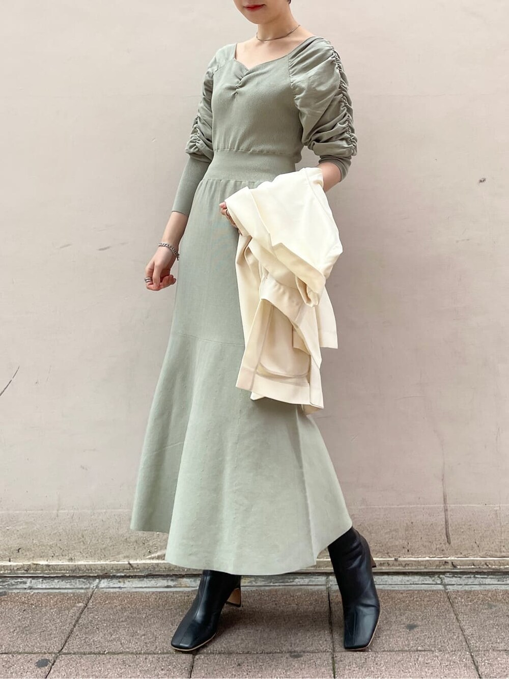 ブラック系のその他シューズ、ホワイト系のテーラードジャケット、グリーン系のワンピースを着用したレディースの冬コーディネートの7枚目の写真