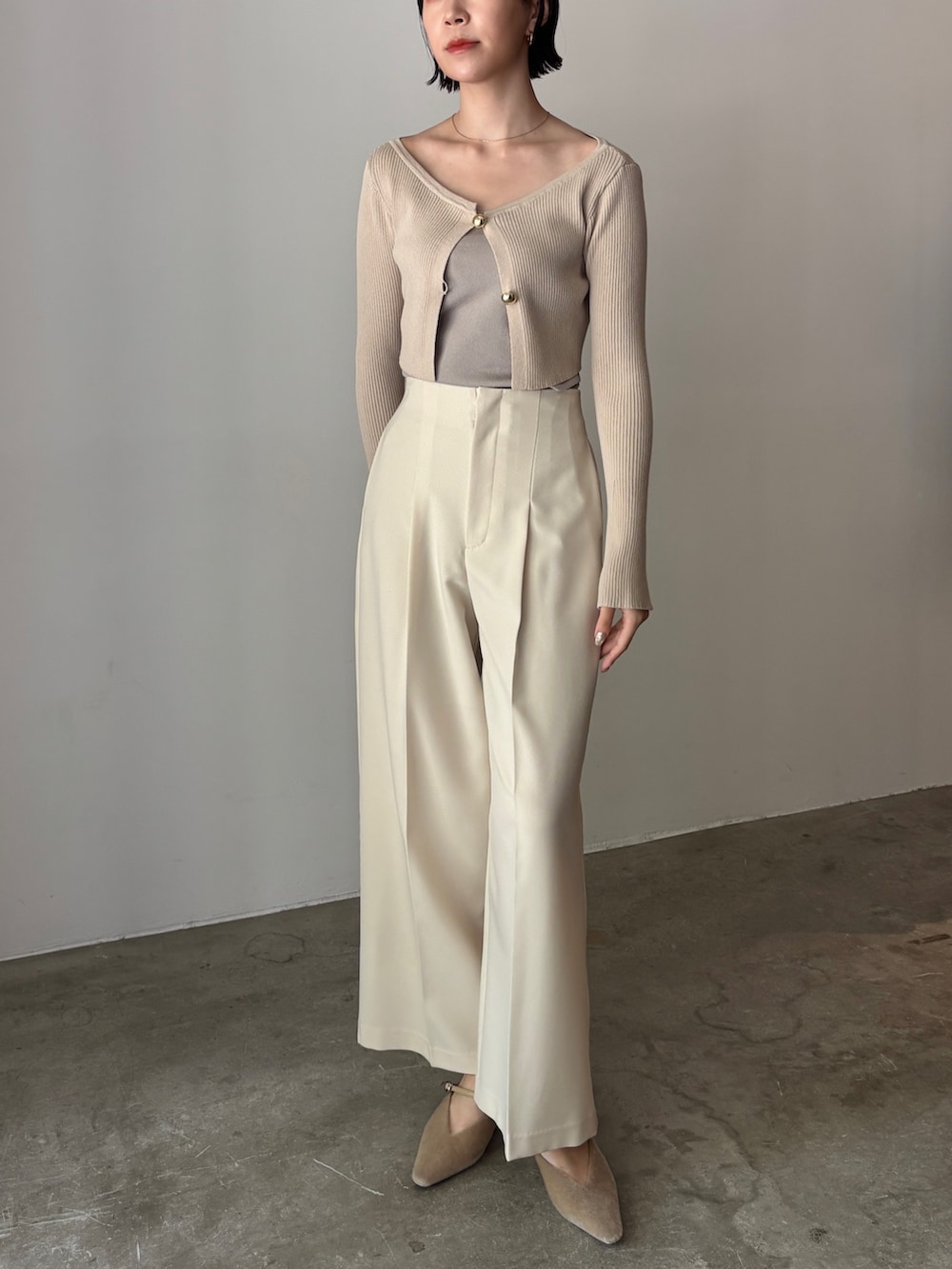 ホワイト系のワンピース、ブラウン系のボストンバッグ、ブラック系のブーツを着用したレディースの秋コーディネートの7枚目の写真