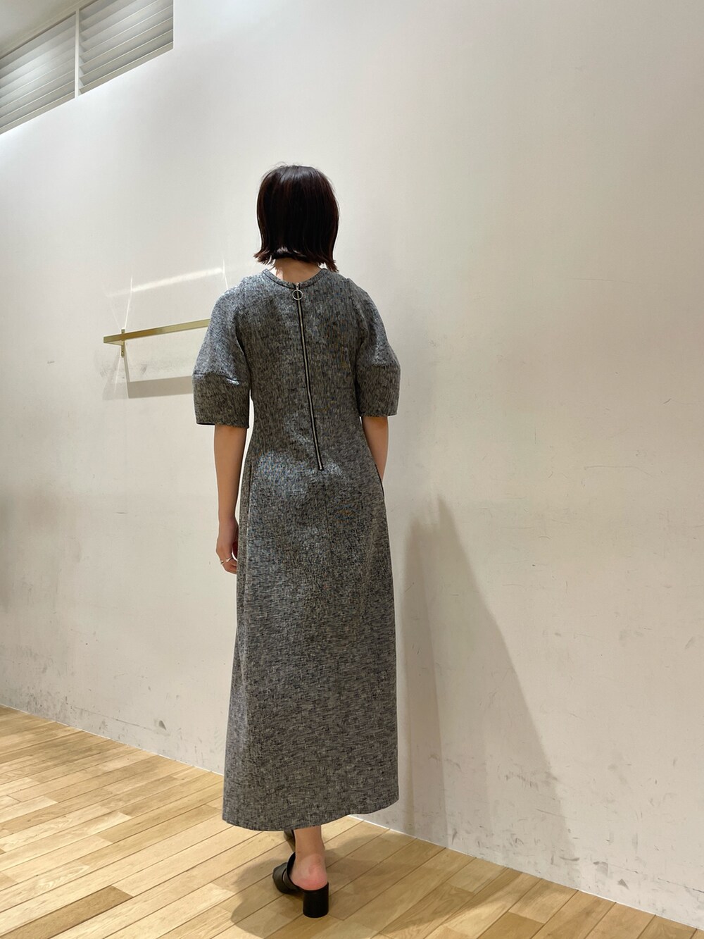 ブラック系のサンダル、その他のワンピースを着用したレディースの夏コーディネートの6枚目の写真