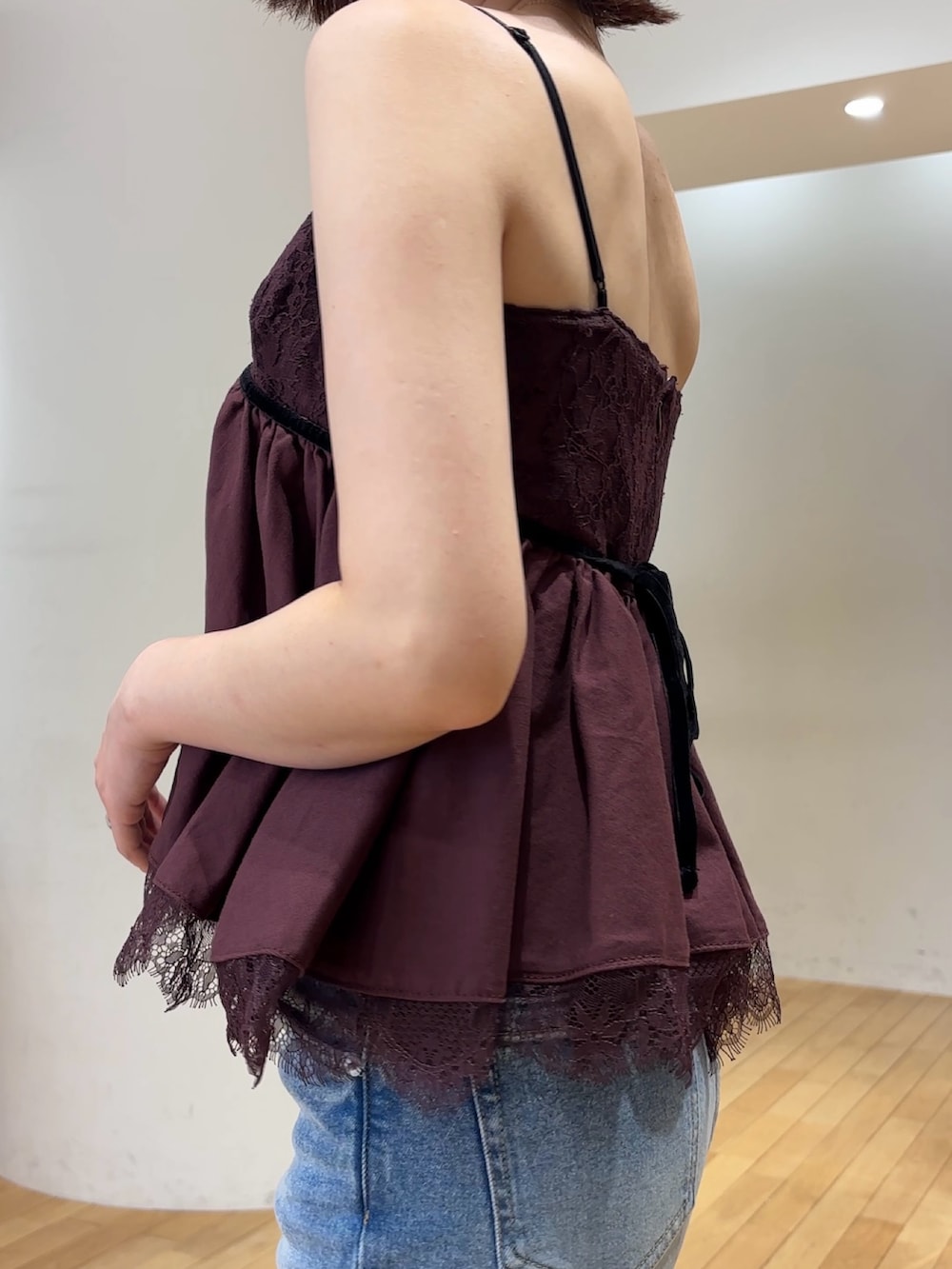 ブルー系のデニムパンツ、ブラック系のハンドバッグ、ブラック系のパンプスを着用したレディースの夏コーディネートの8枚目の写真