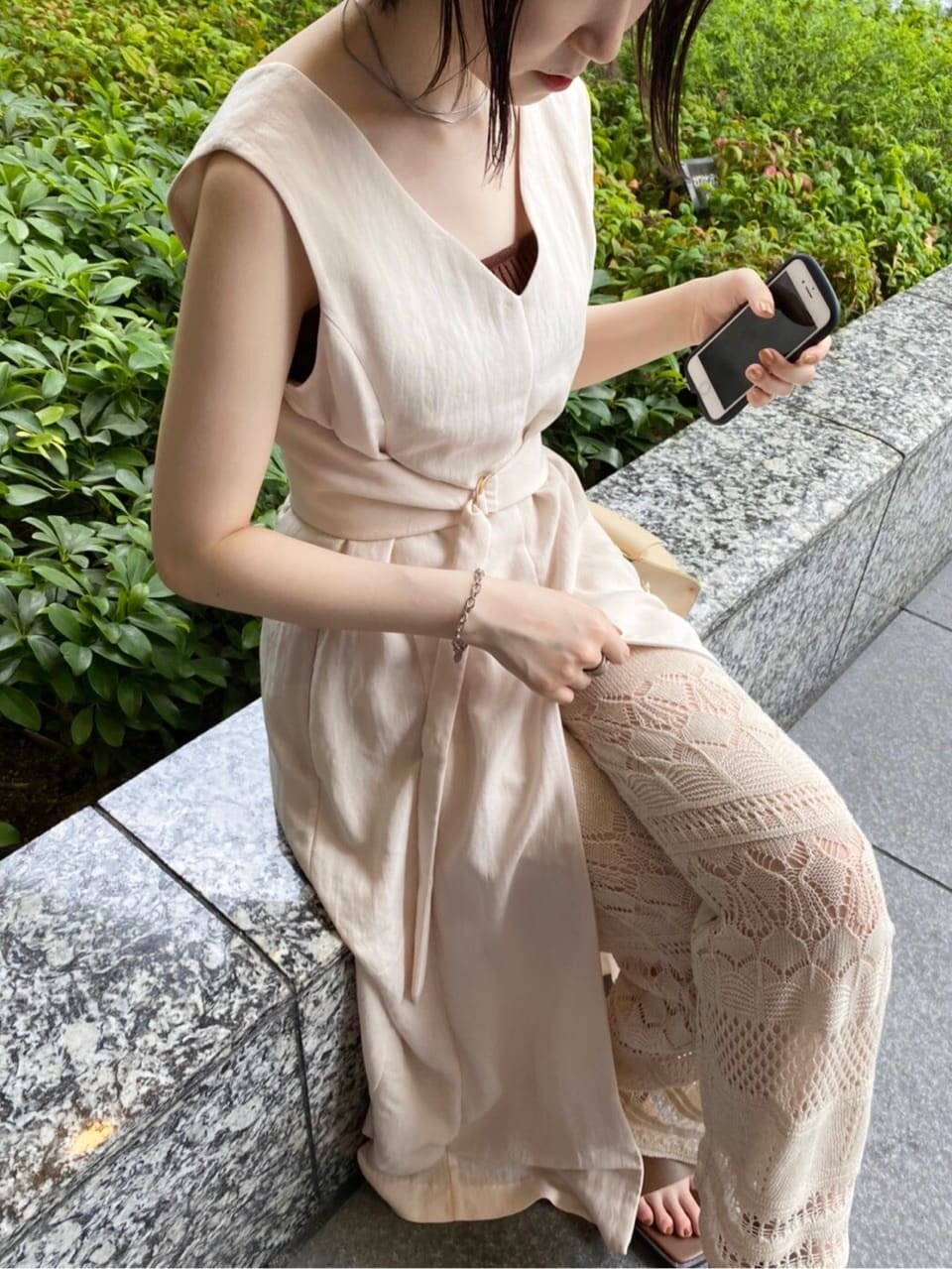 ホワイト系のその他パンツ、ブラウン系のサンダル、ベージュ系のワンピースを着用したレディースの夏コーディネートの5枚目の写真