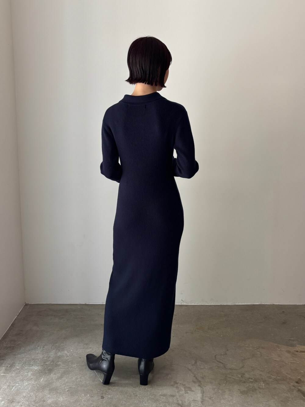 ブルー系のワンピース、ブラウン系のテーラードジャケット、ブラック系のブーツを着用したレディースの秋コーディネートの4枚目の写真