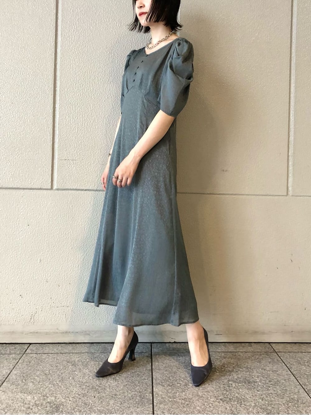 ブルー系のドレス、ホワイト系のその他シューズ、ブルー系のパンプスを着用したレディースの夏コーディネートの5枚目の写真