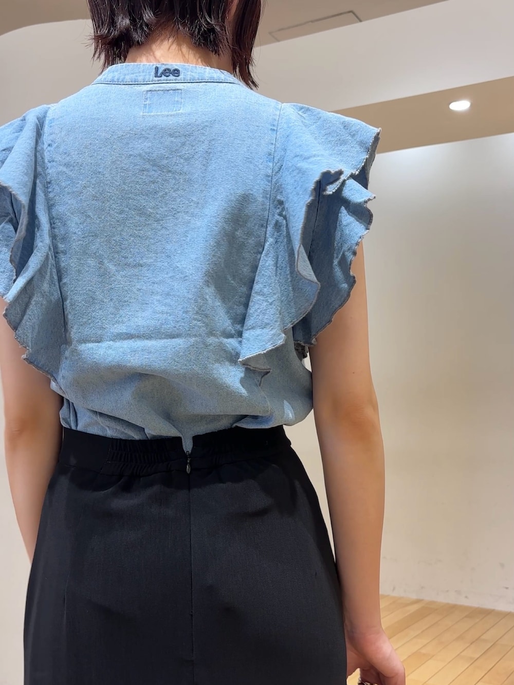 ブルー系のシャツ/ブラウス、ブラック系のスカート、ブラック系のキャップを着用したレディースの夏コーディネートの6枚目の写真