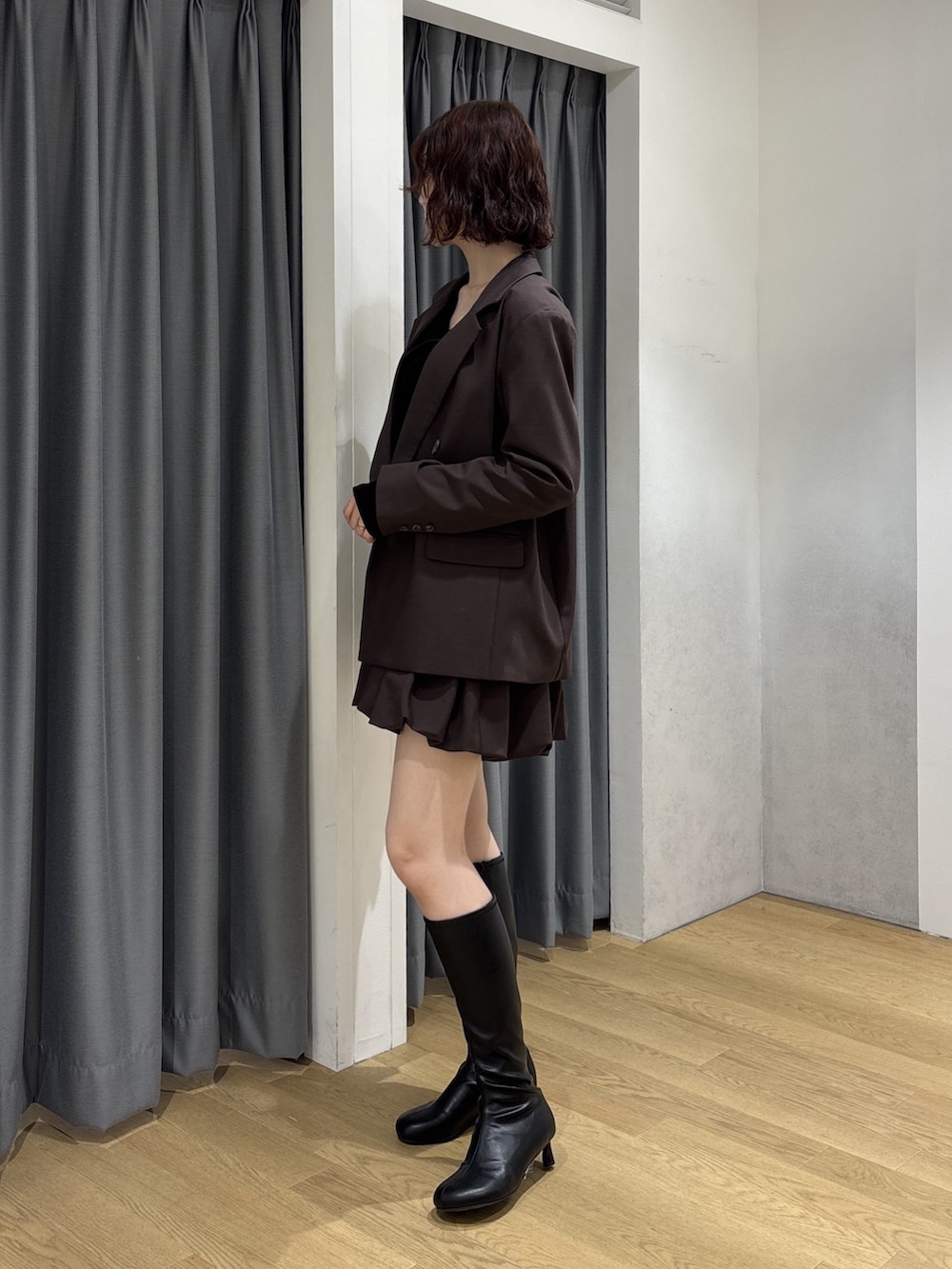 ブラウン系のその他パンツ、ブラック系のTシャツ/カットソー、ブラウン系のテーラードジャケットを着用したレディースの秋コーディネートの2枚目の写真