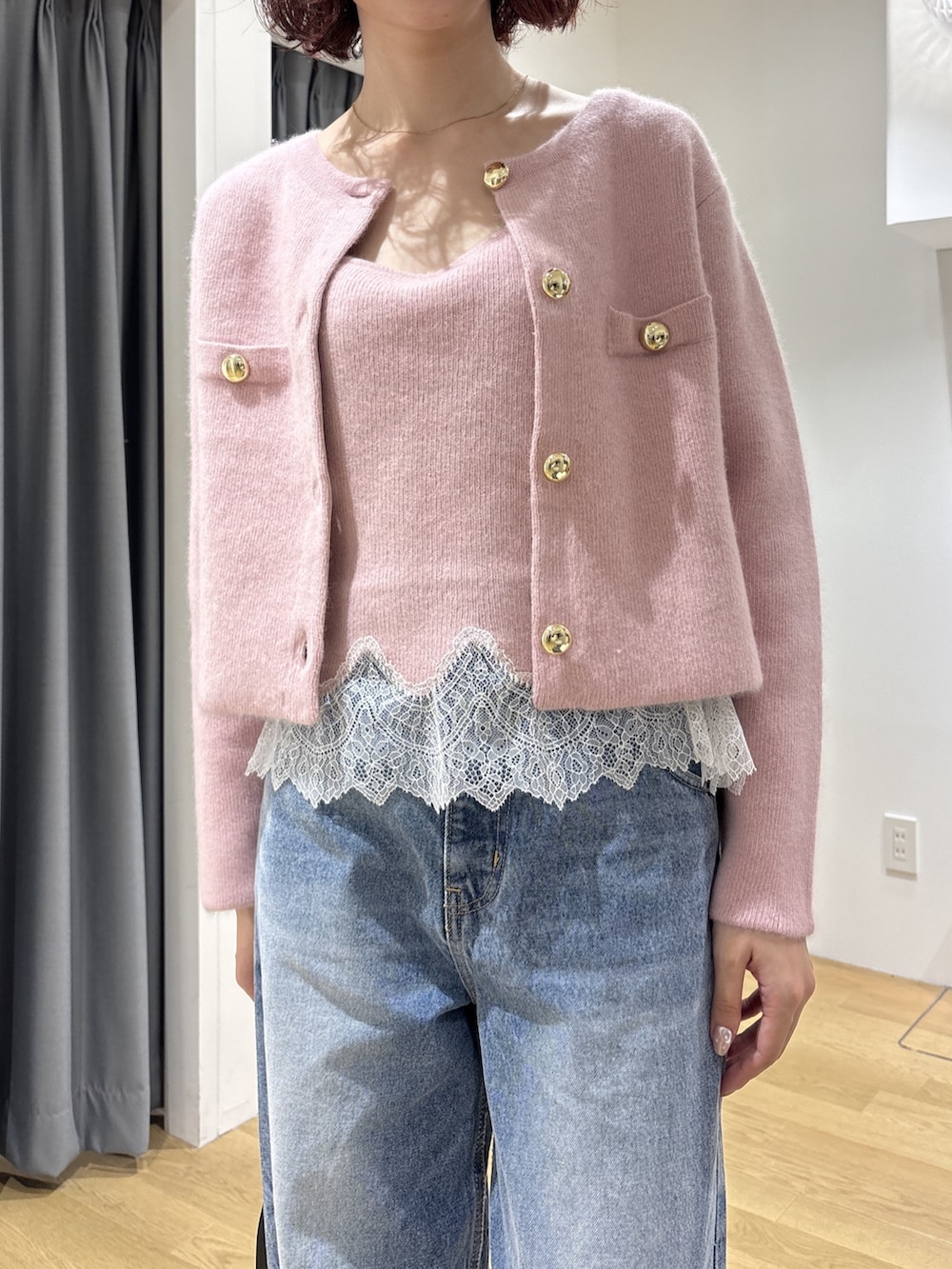 ブルー系のデニムパンツ、ピンク系のキャミソール、ピンク系のノーカラージャケットを着用したレディースの秋コーディネートの6枚目の写真