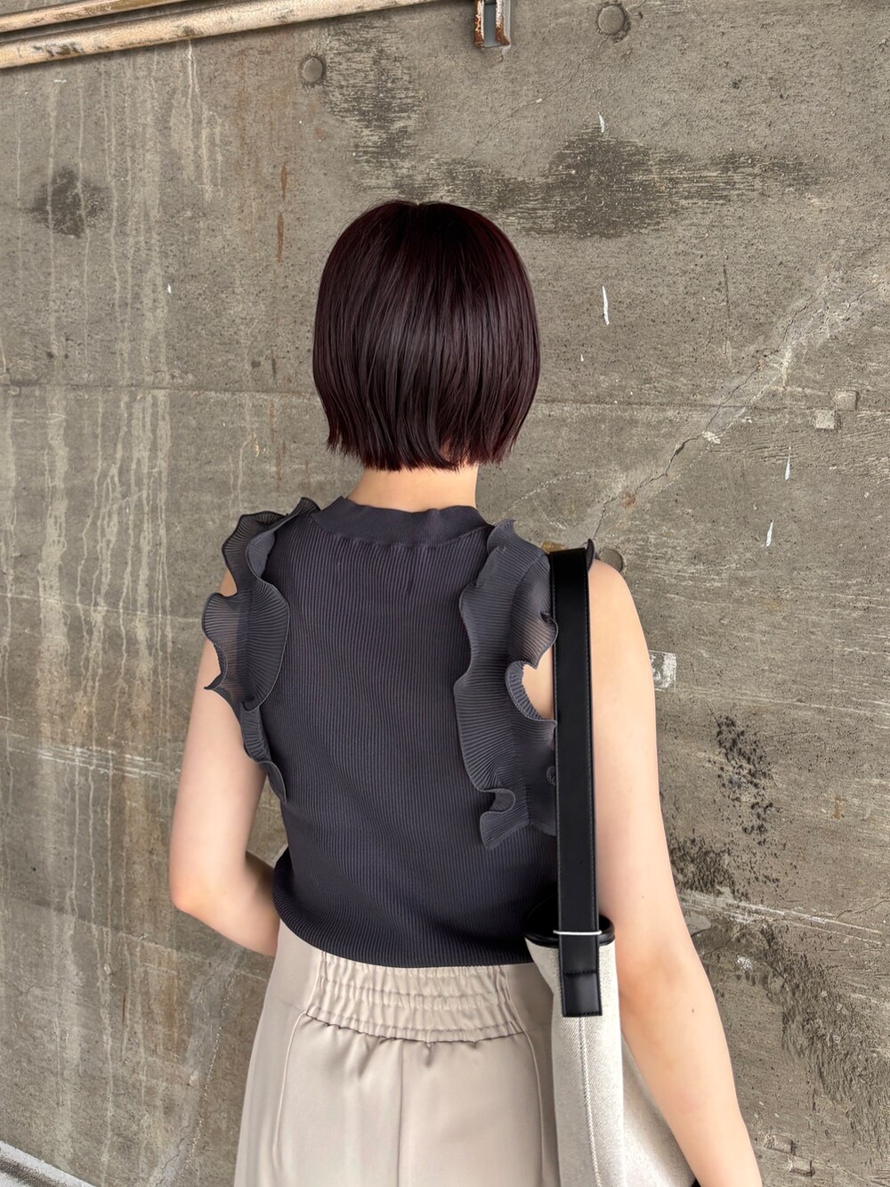 ホワイト系のその他パンツ、ブラック系のショルダーバッグ、グレー系のニット/セーターを着用したレディースの夏コーディネートの7枚目の写真