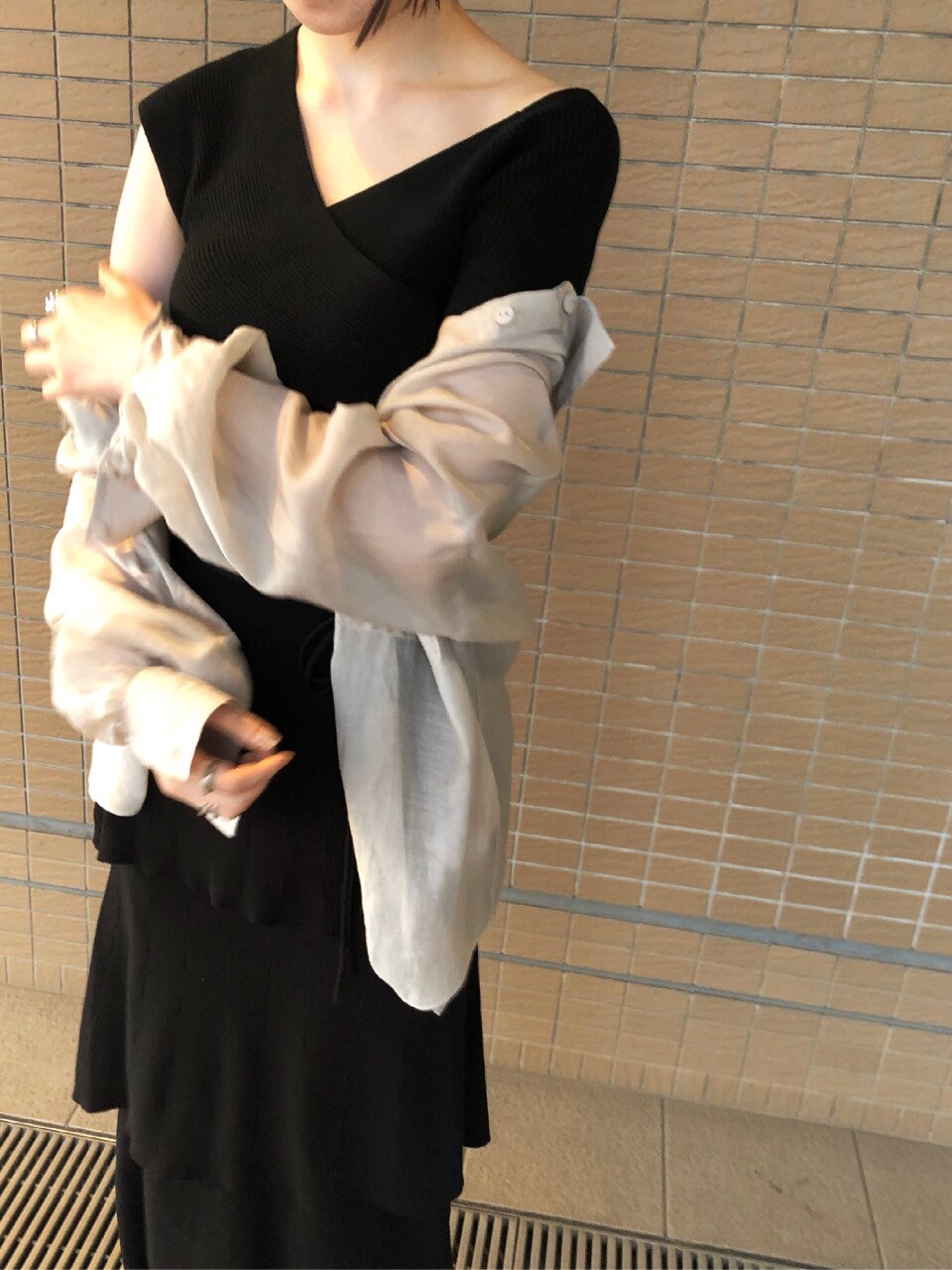 ブラック系のスカート、グレー系のシャツ/ブラウス、その他のその他シューズを着用したレディースの春コーディネートの5枚目の写真