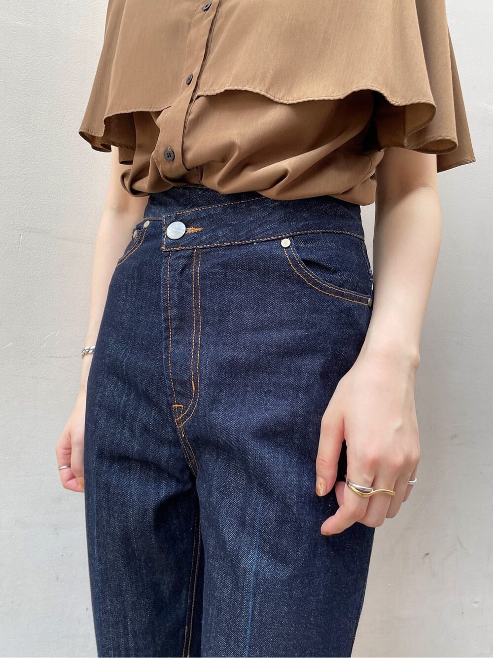 ブラウン系のサンダル、ブラウン系のシャツ/ブラウス、ブルー系のデニムパンツを着用したレディースの夏コーディネートの4枚目の写真