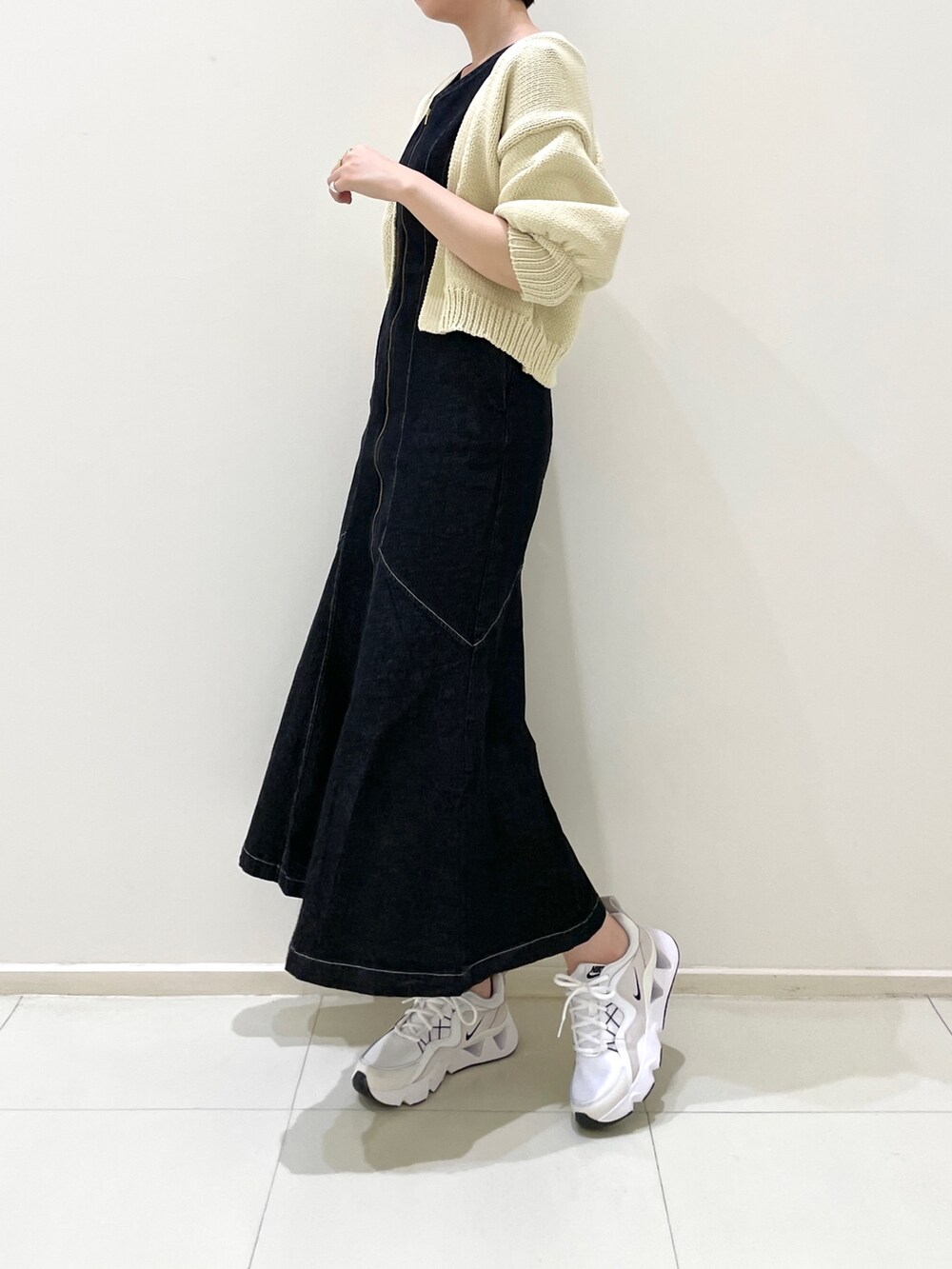 ブラック系のワンピース、ベージュ系のカーディガン/ボレロを着用したレディースの春コーディネートの3枚目の写真