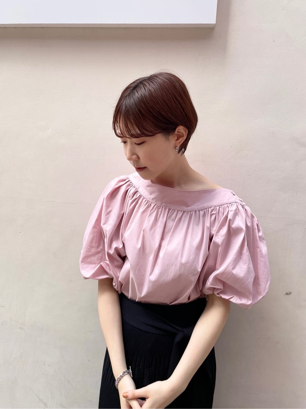 ピンク系のシャツ/ブラウス、ホワイト系のサンダル、ブラック系のスカートを着用したレディースの春コーディネートの7枚目の写真