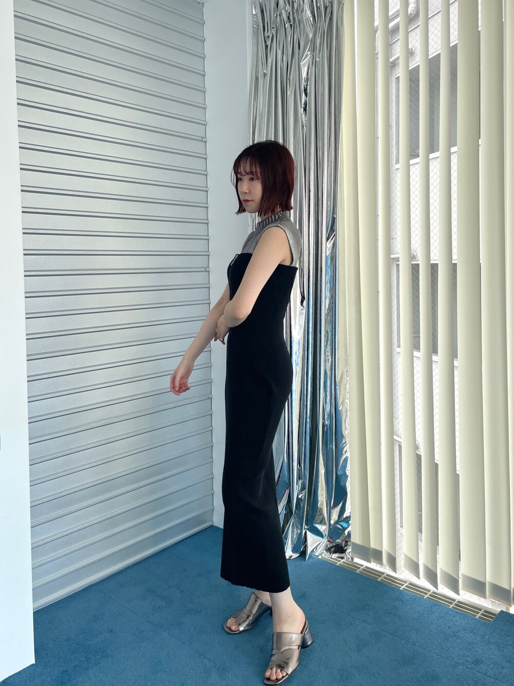 その他のサンダル、ブラック系のワンピース、ブラック系のニット/セーターを着用したレディースの夏コーディネートの3枚目の写真